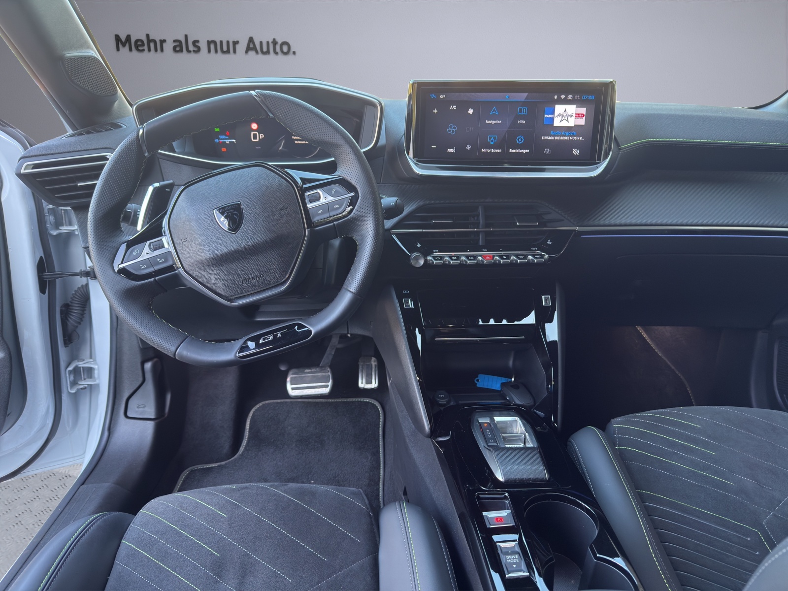 PEUGEOT 208 1.2 Hybrid GT-image-6