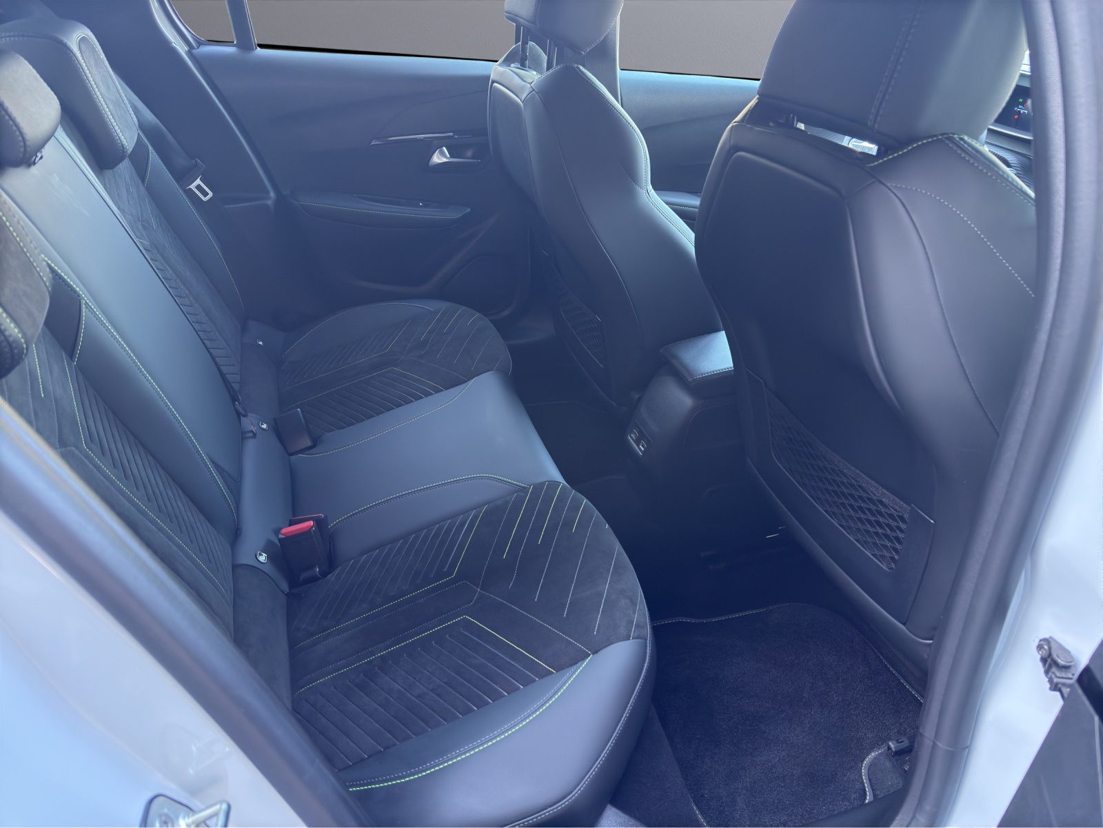 PEUGEOT 208 1.2 Hybrid GT-image-9