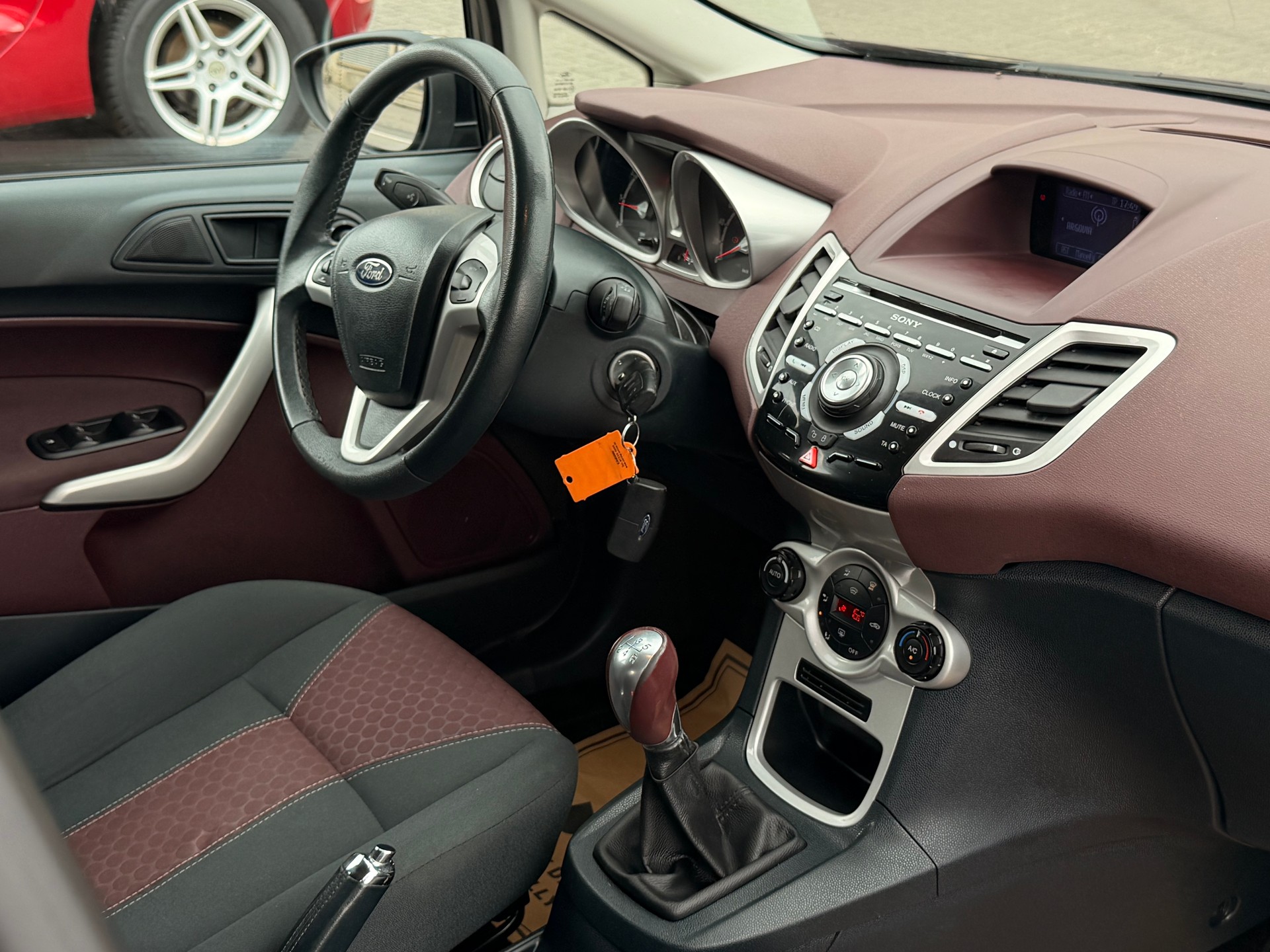 FORD Fiesta 1.6 16V Titanium-image-13