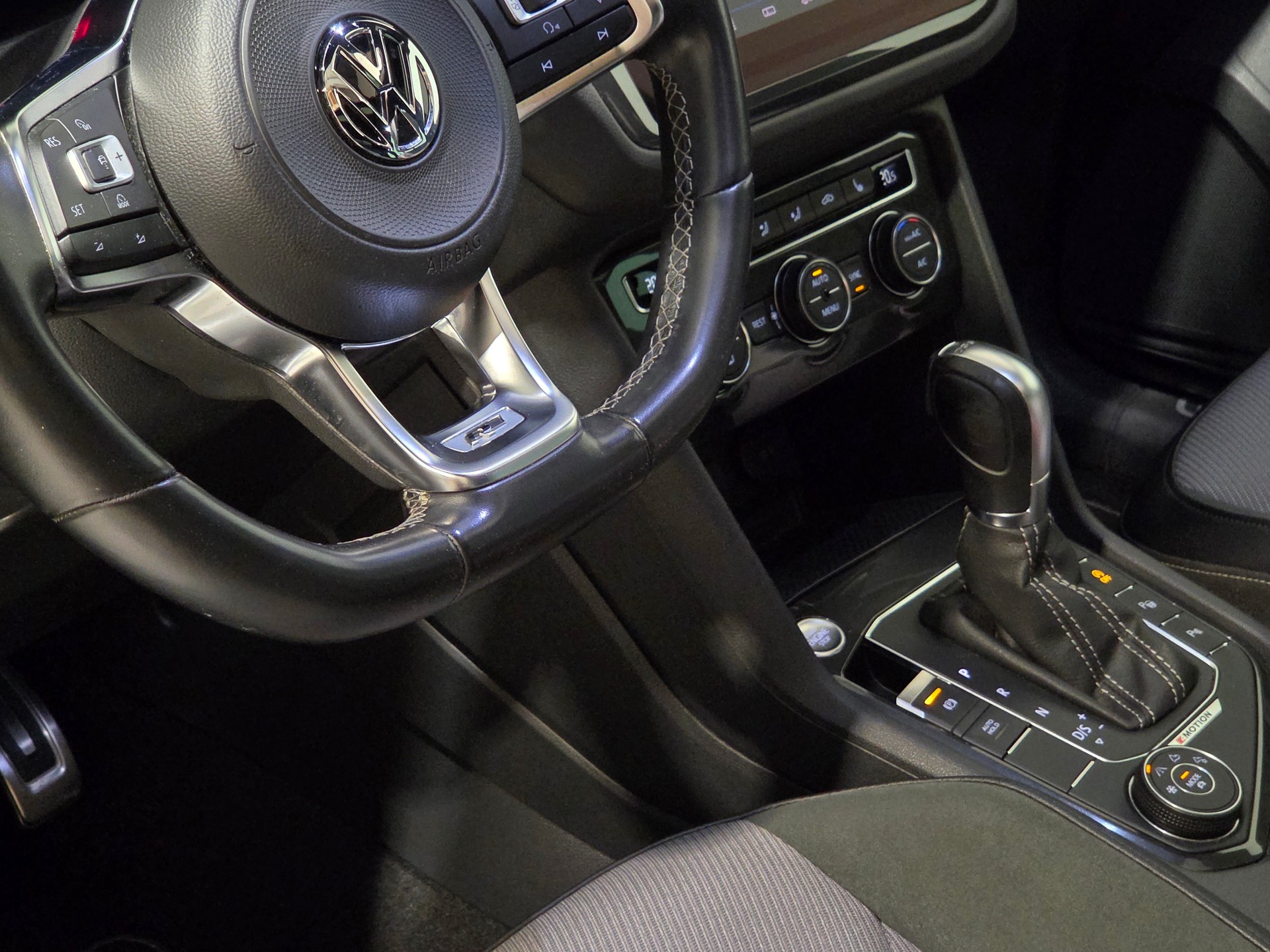 VW Tiguan 2.0TSI RLine 4Motion DSG-image-7