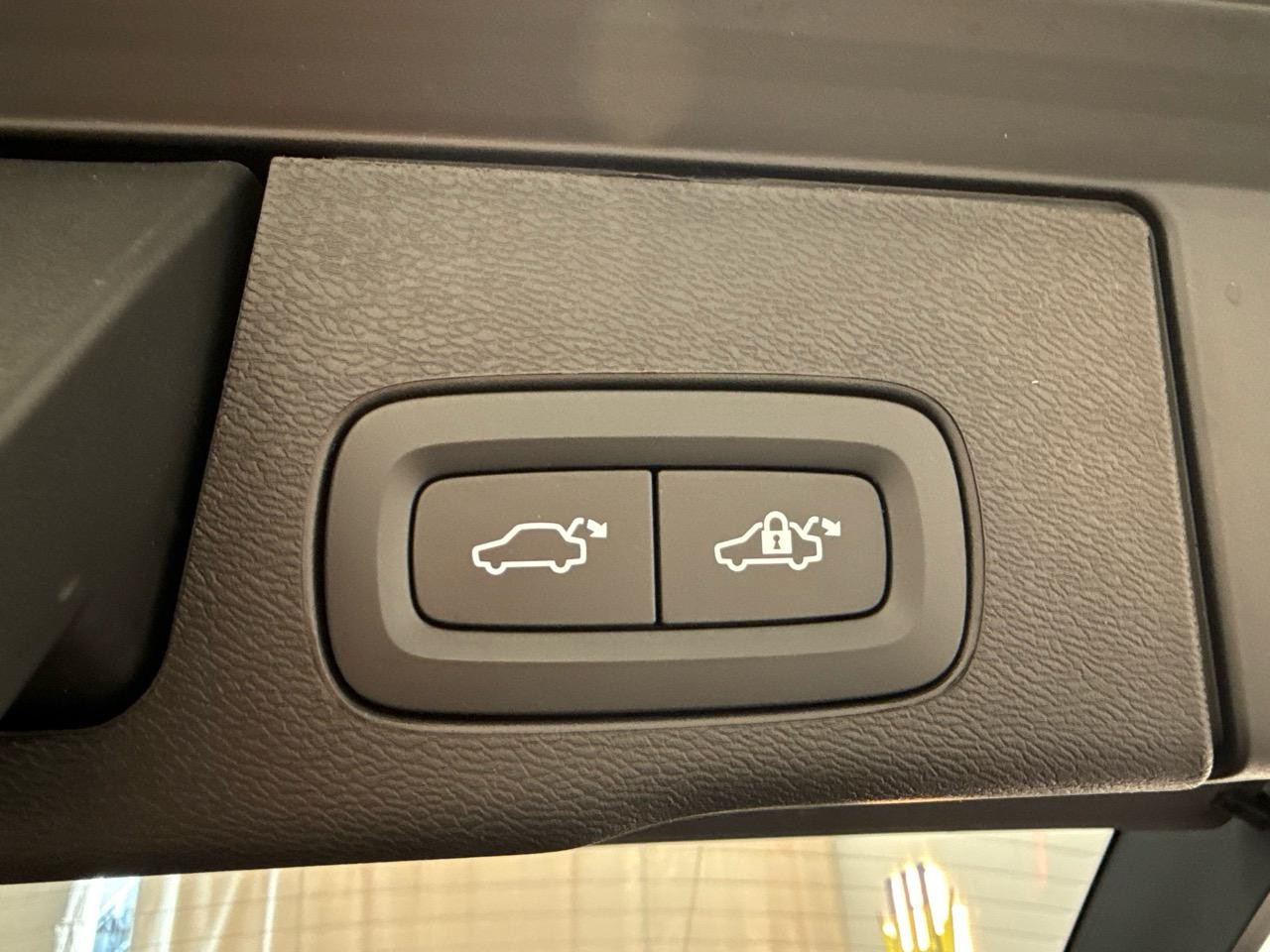 VOLVO XC60 B5 MHD AWD Black Edition Plus Geartronic-image-17