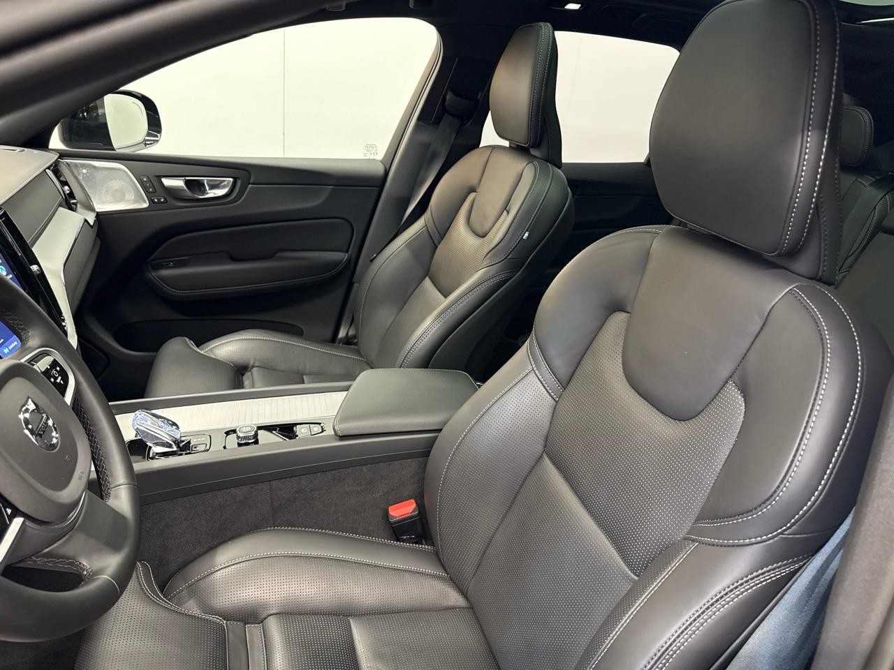 VOLVO XC60 B5 MHD AWD Black Edition Plus Geartronic-image-4