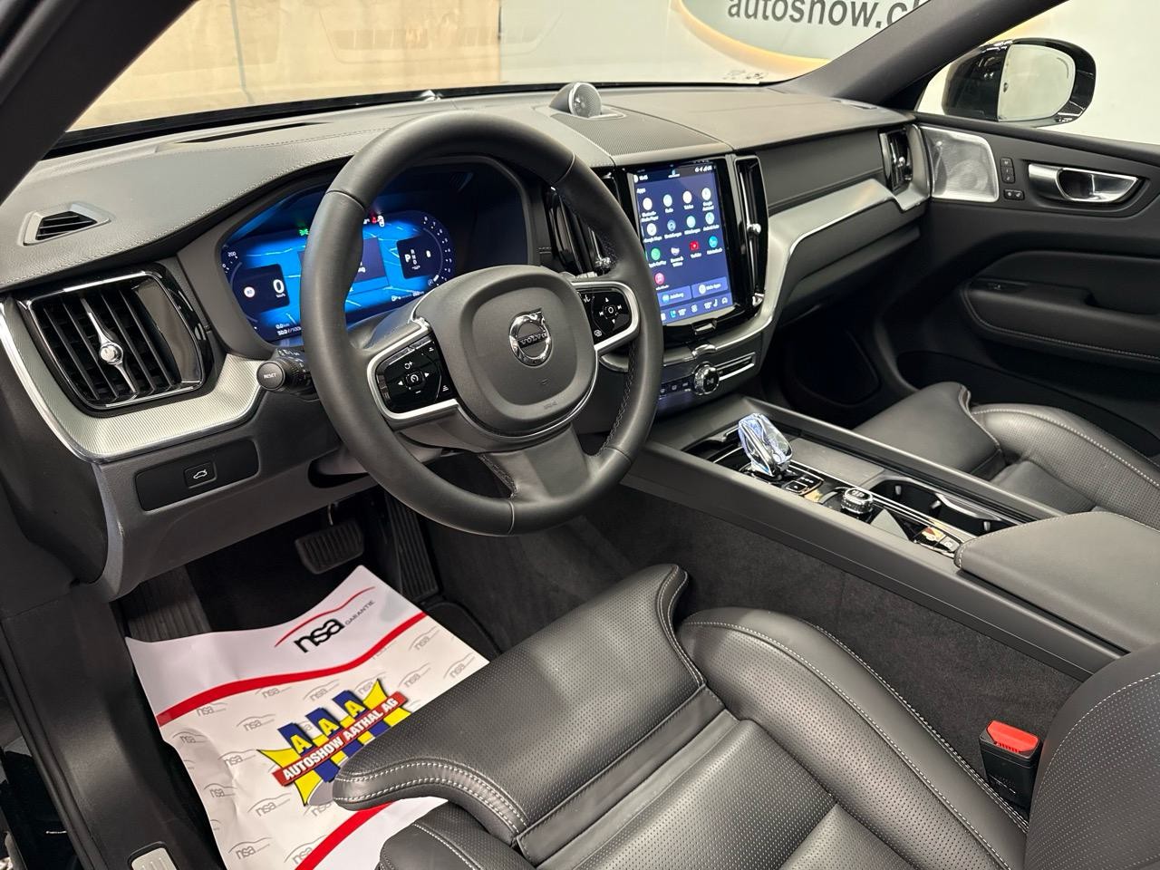 VOLVO XC60 B5 MHD AWD Black Edition Plus Geartronic-image-3