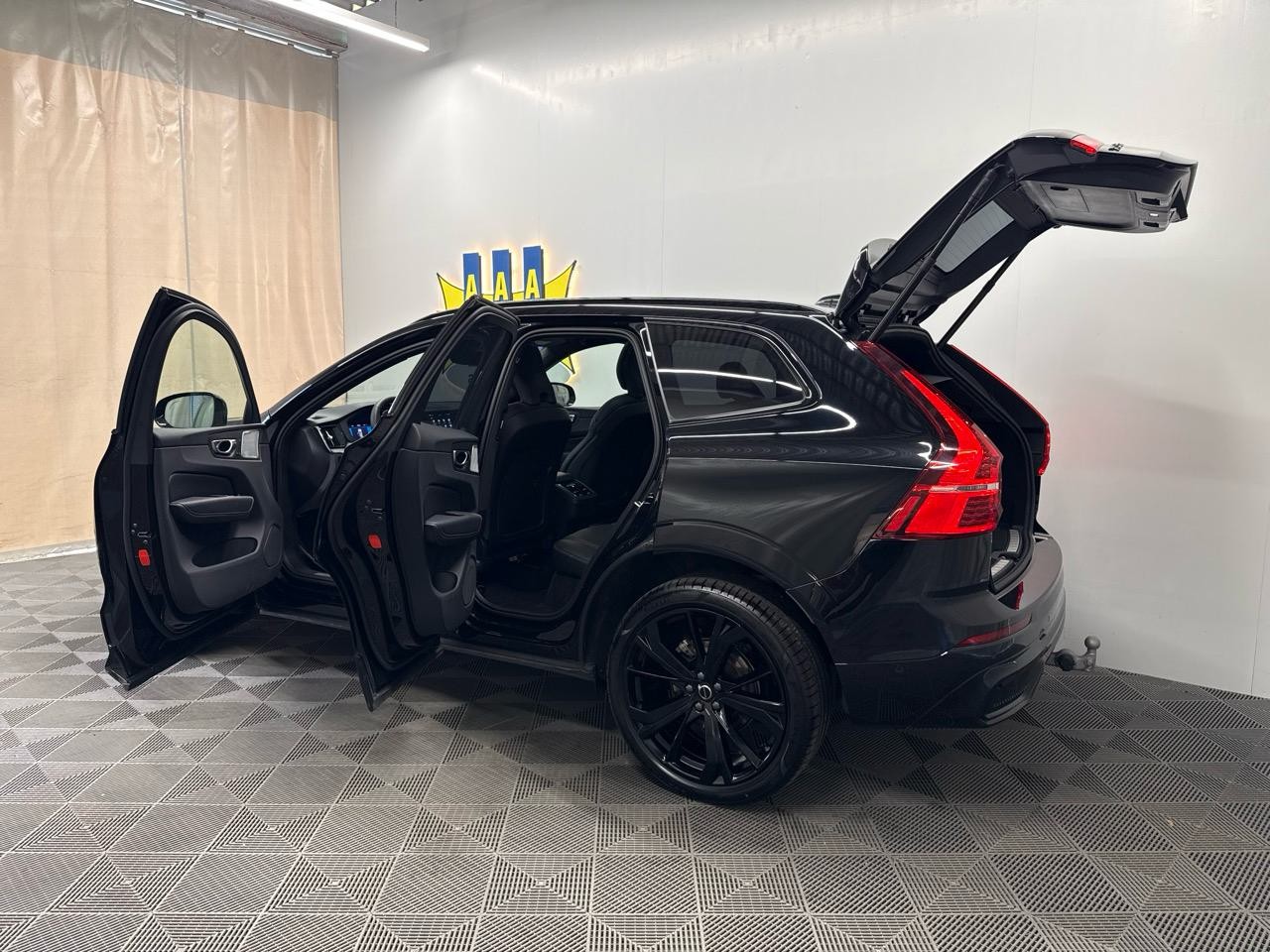 VOLVO XC60 B5 MHD AWD Black Edition Plus Geartronic-image-18