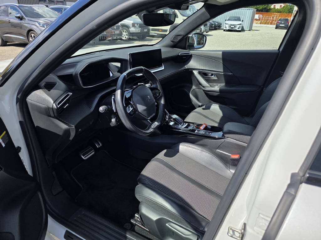 PEUGEOT 2008 1.2 PureTech 130 GT-image-4