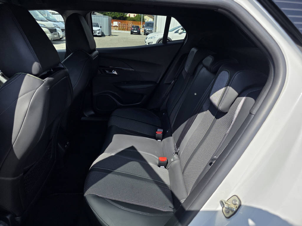 PEUGEOT 2008 1.2 PureTech 130 GT-image-6