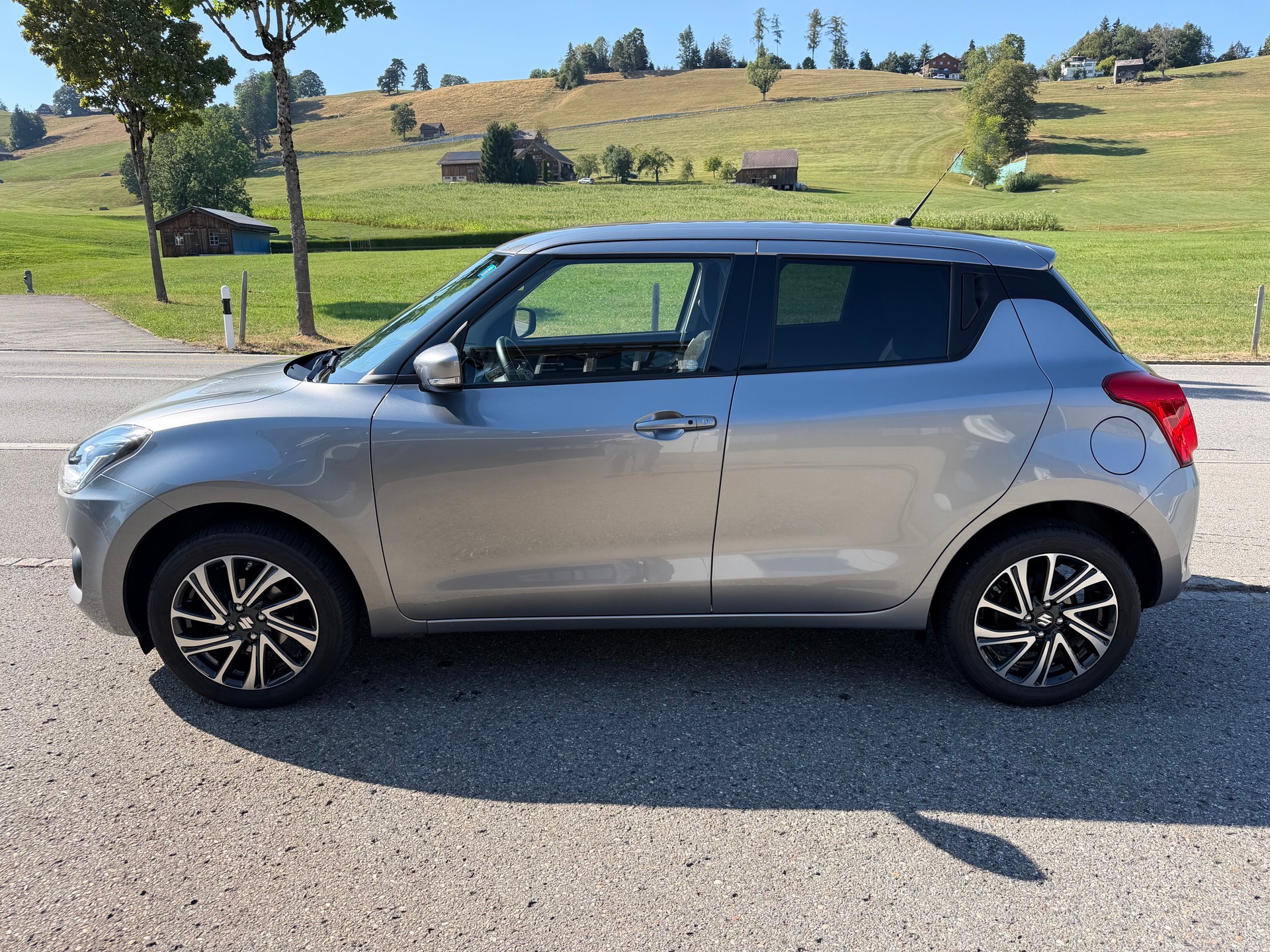 SUZUKI Swift 1.2 Compact Top 4x4 Hybrid-image-2