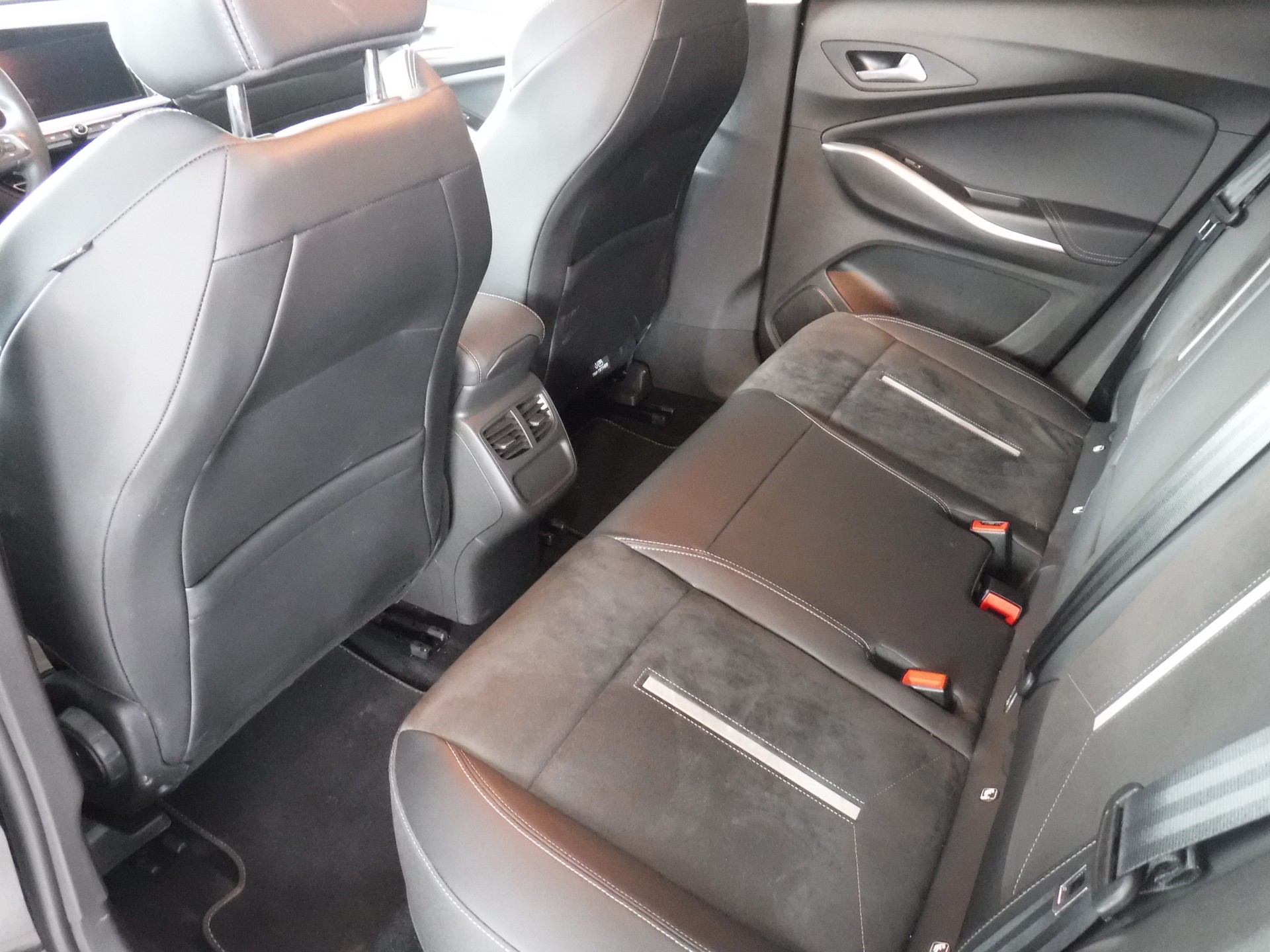 OPEL Grandland 1.6 Hybrid4 GSe Automatik-image-4