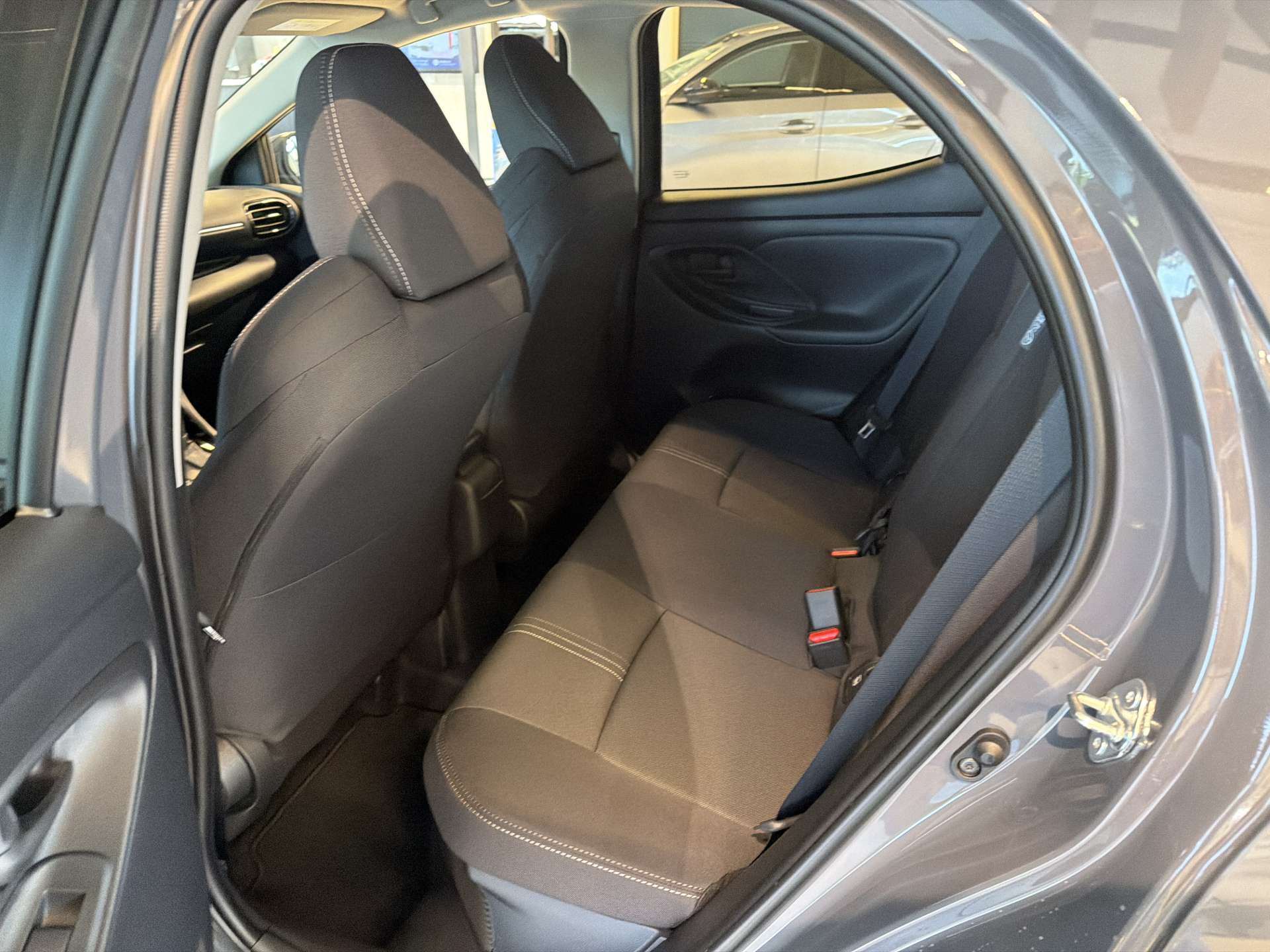 TOYOTA Yaris 1.5 Active Plus+ e-CVT Automat-image-6