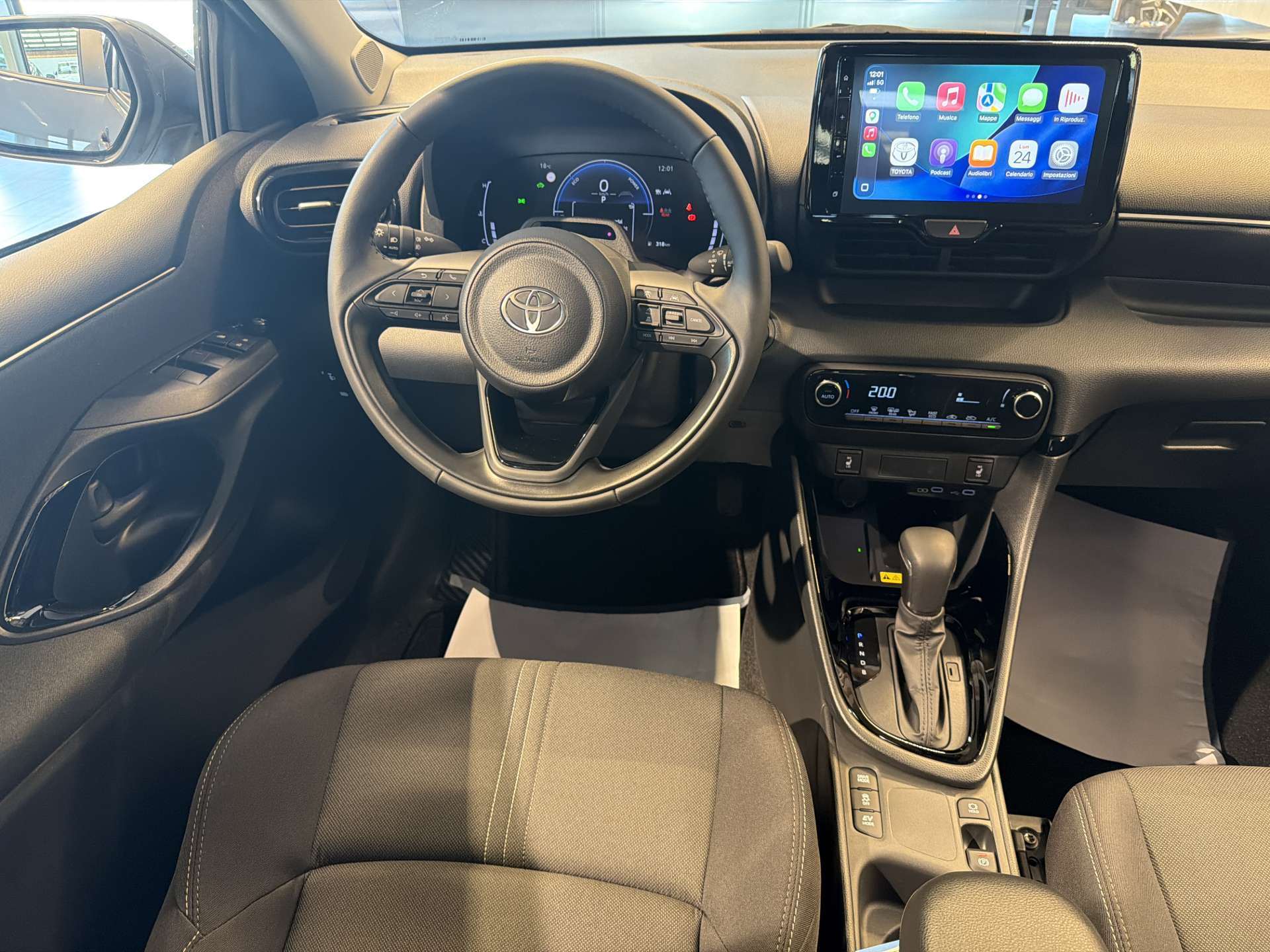 TOYOTA Yaris 1.5 Active Plus+ e-CVT Automat-image-4