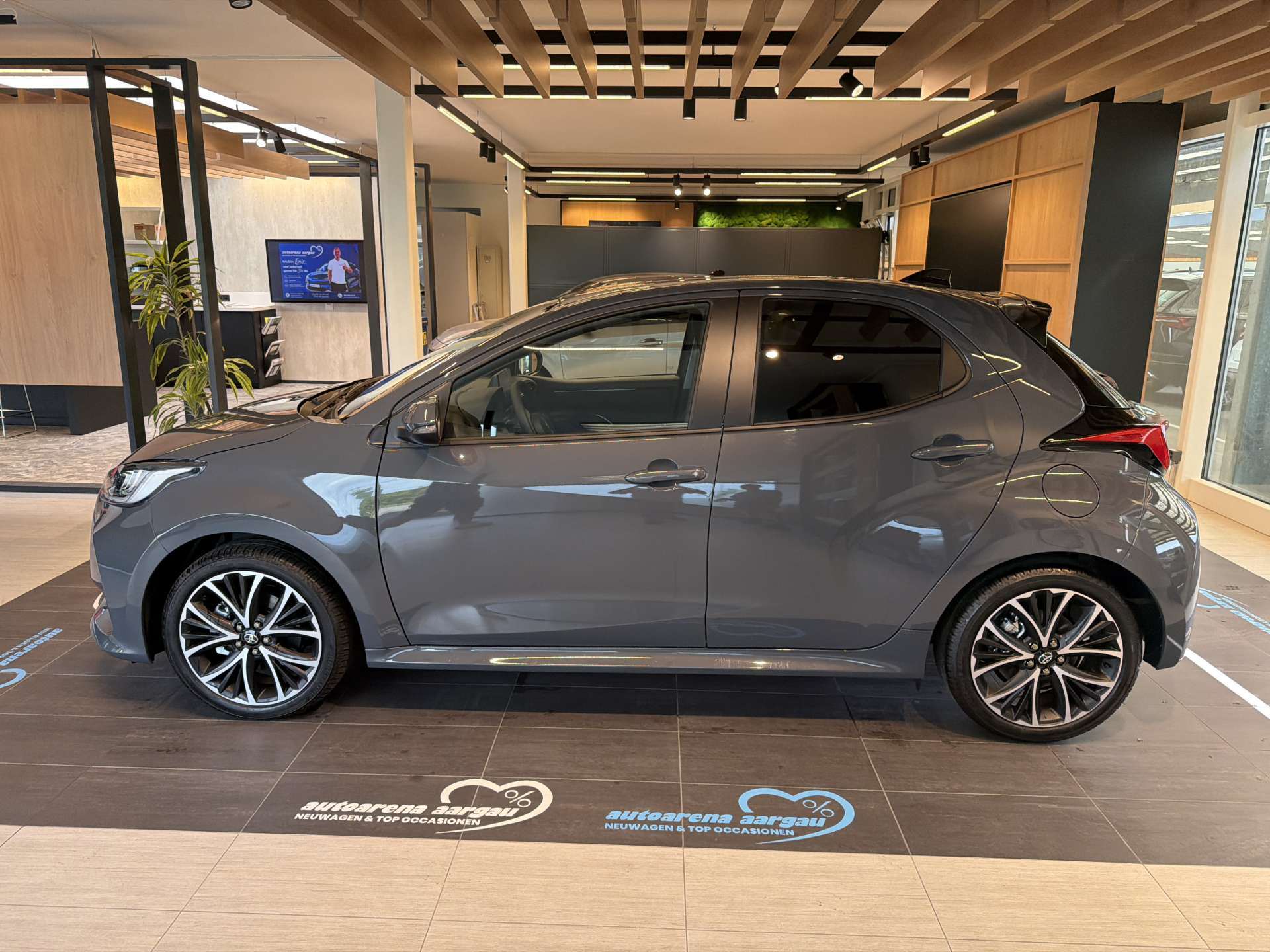 TOYOTA Yaris 1.5 Active Plus+ e-CVT Automat-image-13