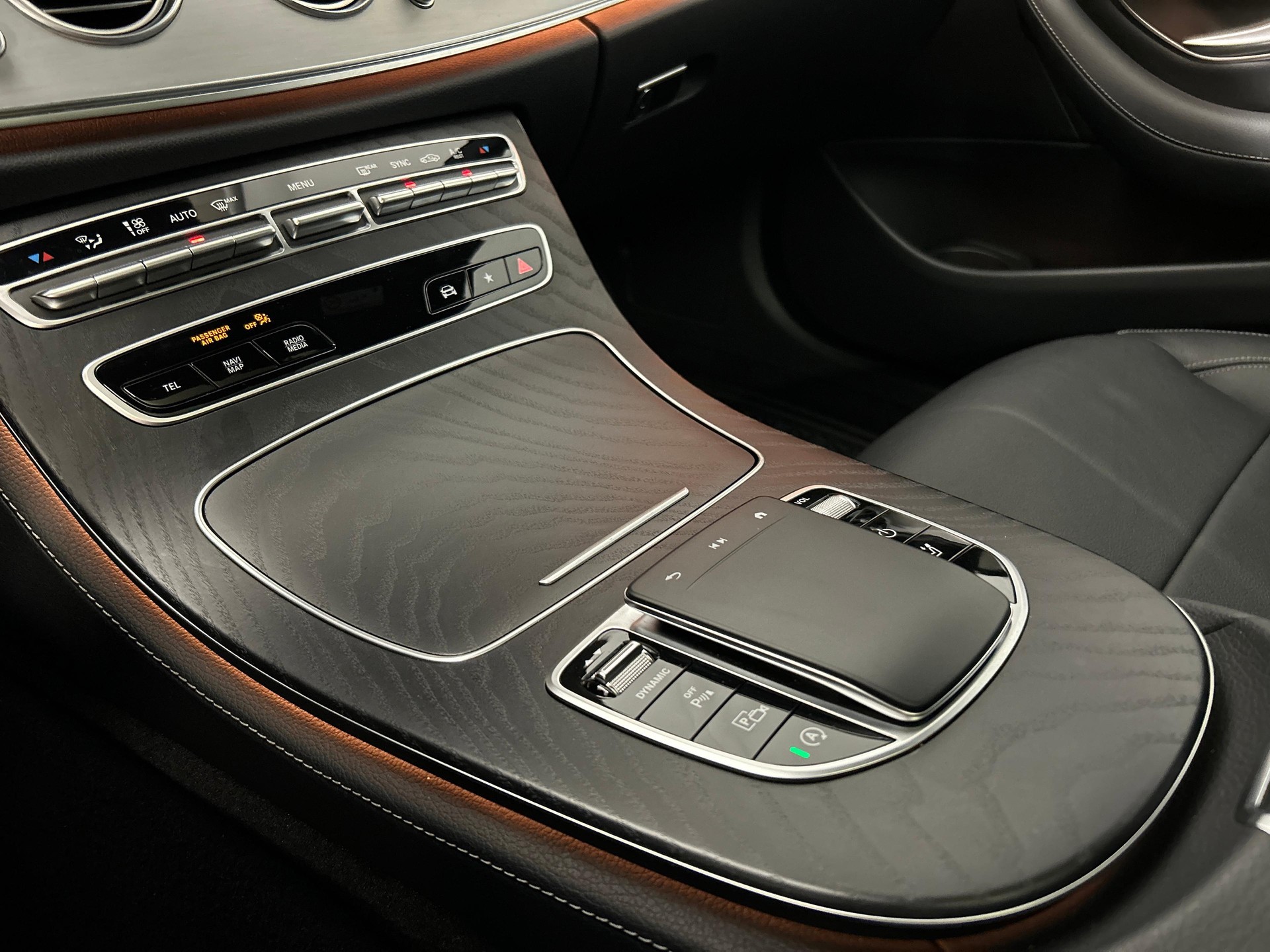 MERCEDES-BENZ E 220 d AMG Line 4matic Kombi-image-14