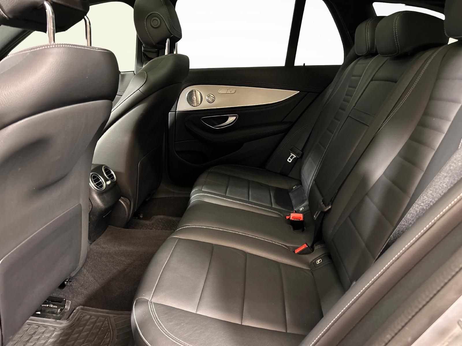 MERCEDES-BENZ E 220 d AMG Line 4matic Kombi-image-3