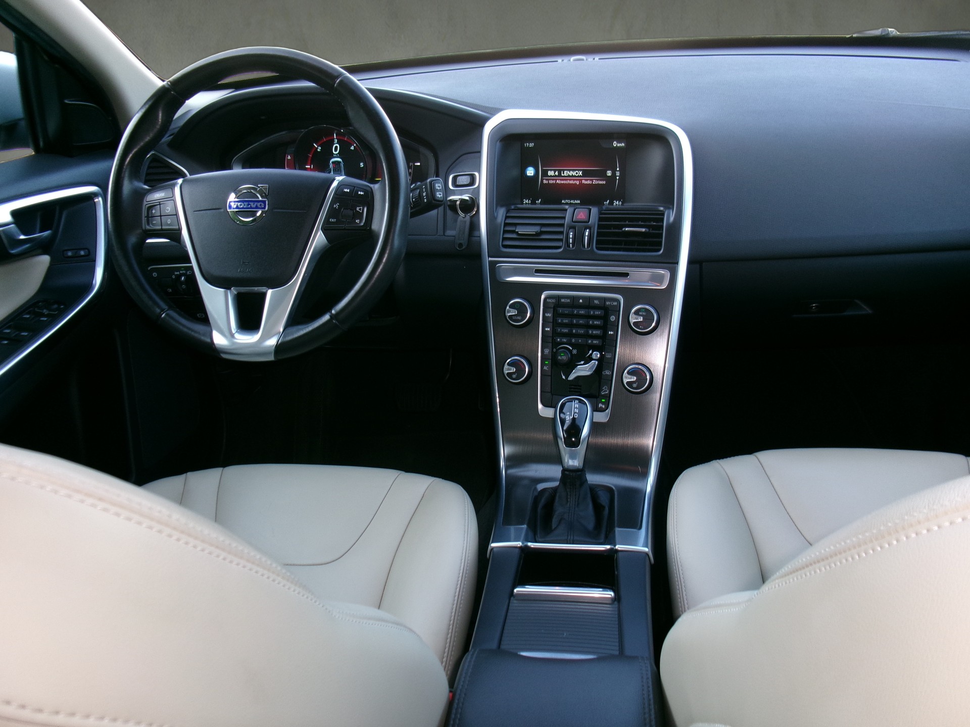 VOLVO XC60 D5 AWD Summum Geartronic-image-4