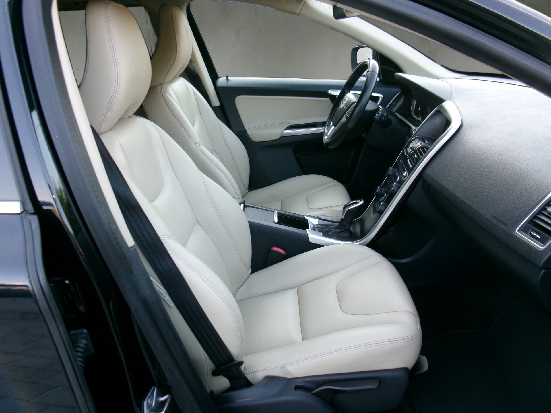 VOLVO XC60 D5 AWD Summum Geartronic-image-5