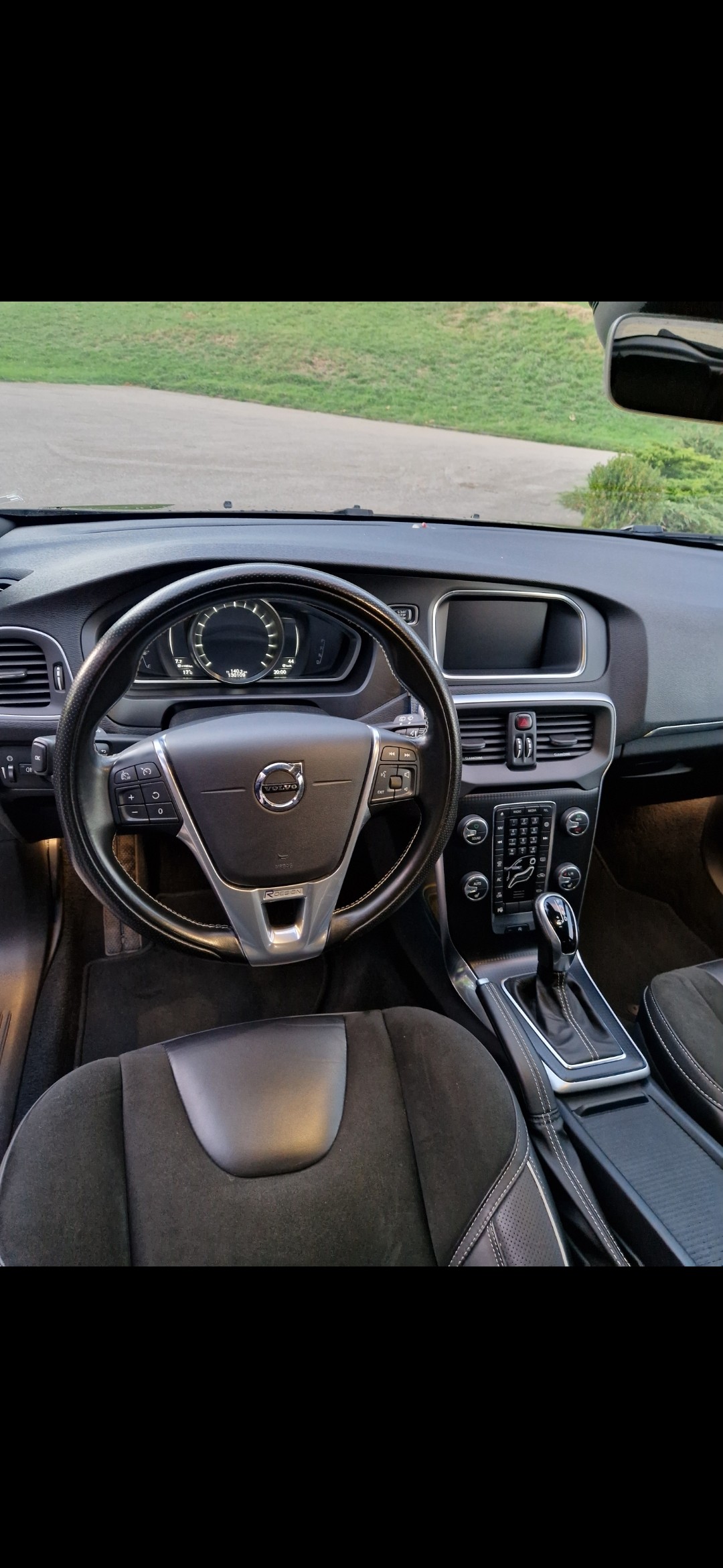 VOLVO 1.5 T3 Momentum R-Design S/S-image-4