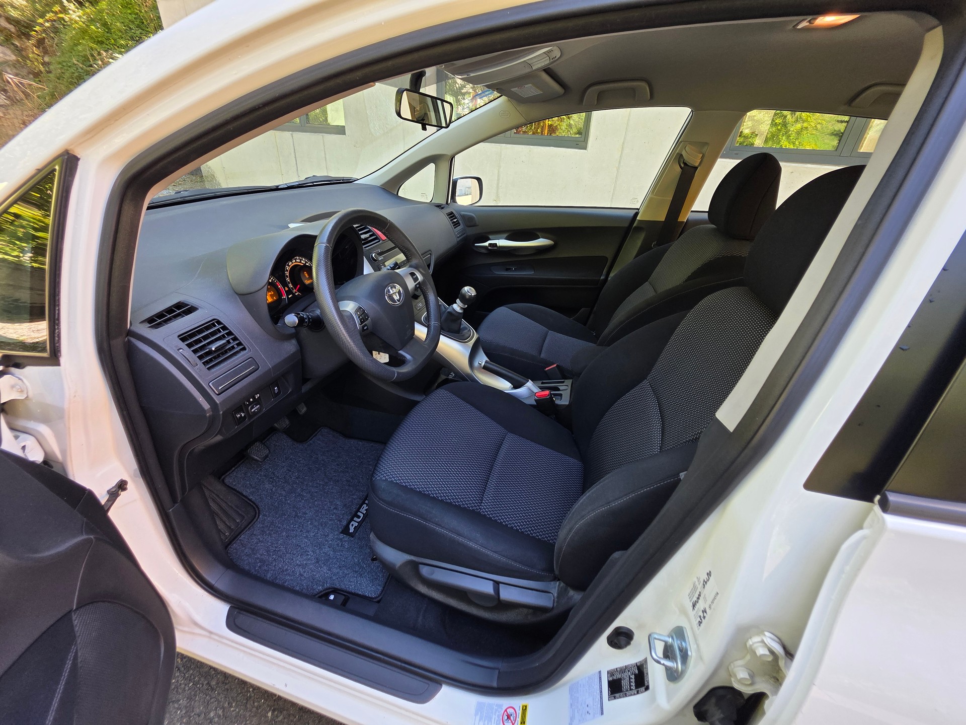 TOYOTA Auris 1.6 Linea Luna-image-18