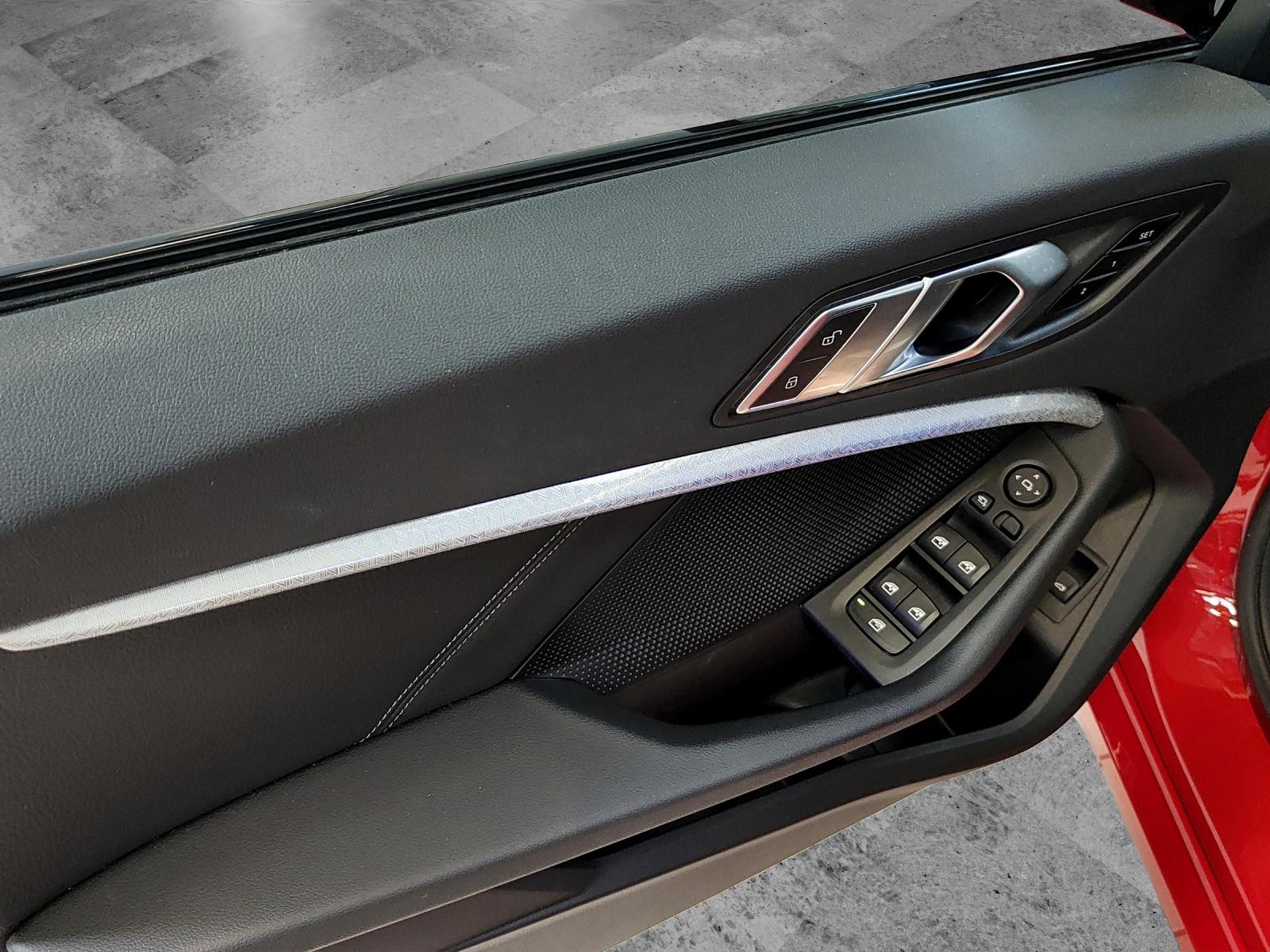 BMW 118i-image-14