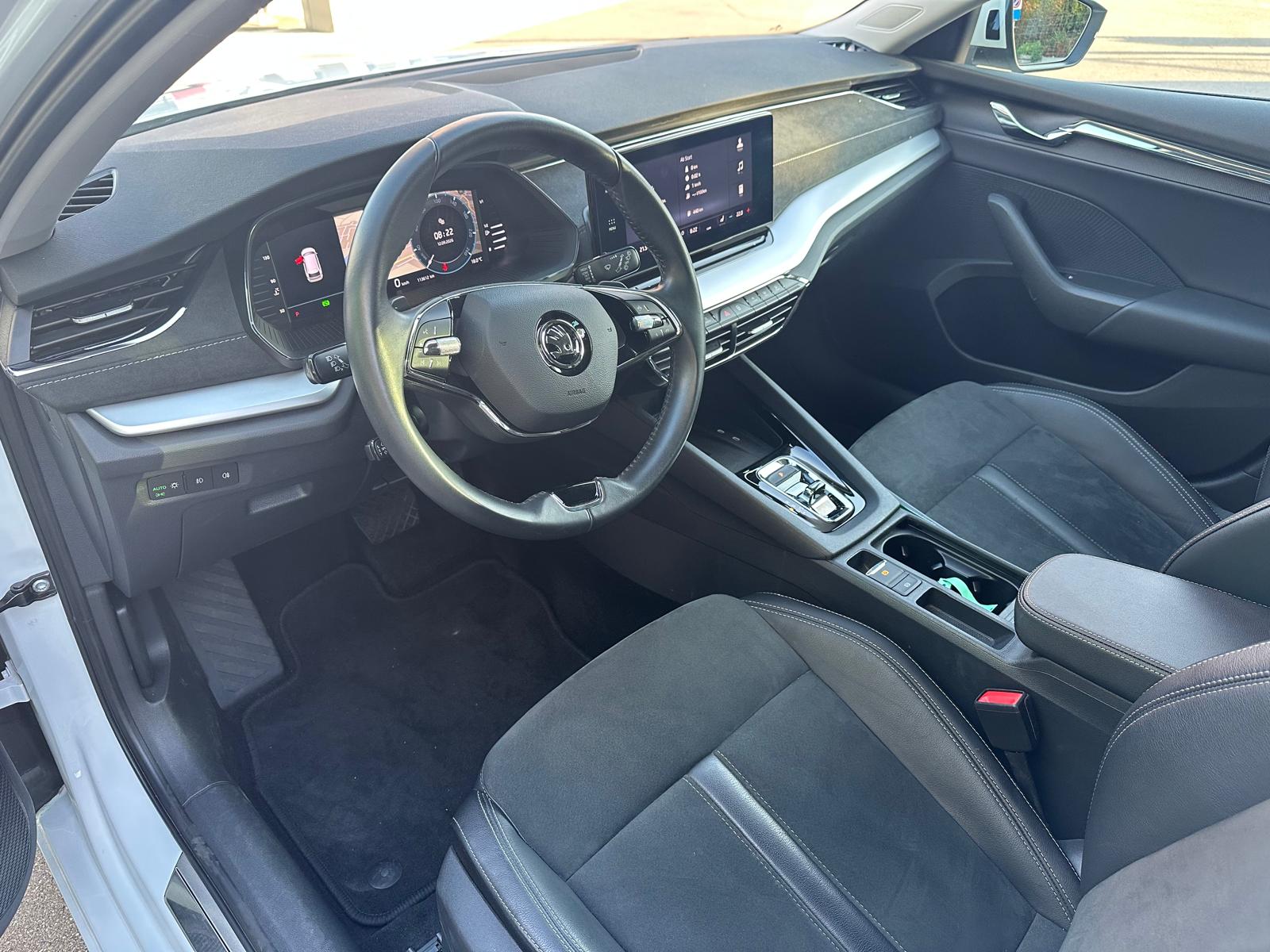SKODA Octavia Combi 2.0 TDI DSG Style-image-9