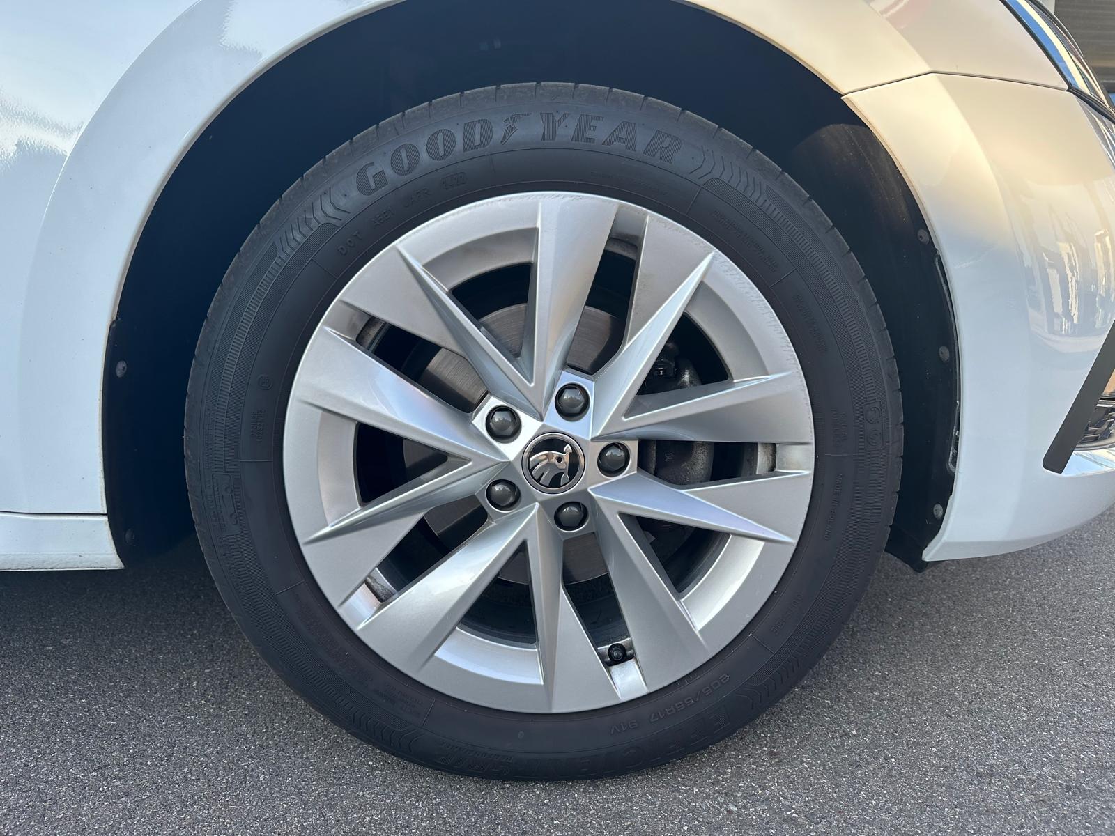 SKODA Octavia Combi 2.0 TDI DSG Style-showroom-element-3
