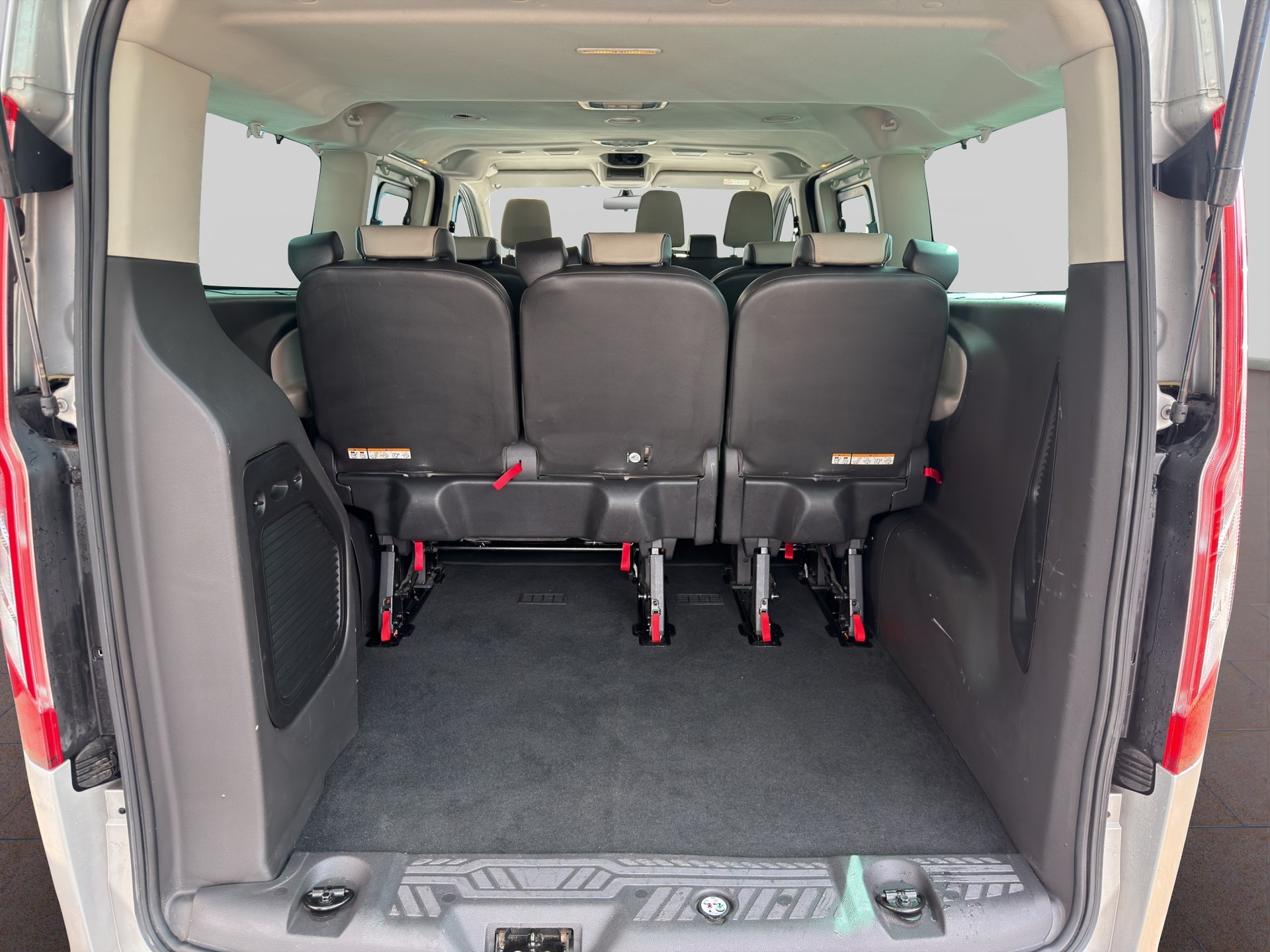 FORD Tourneo Custom 300 L2H1 Titanium-image-15