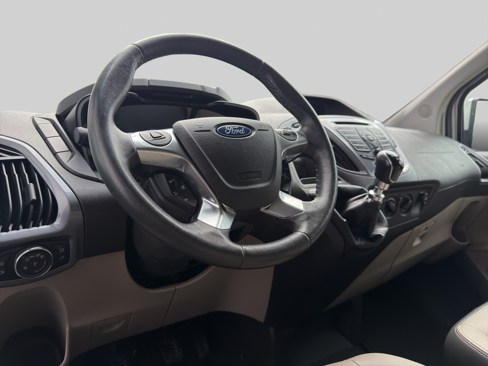 FORD Tourneo Custom 300 L2H1 Titanium-image-8