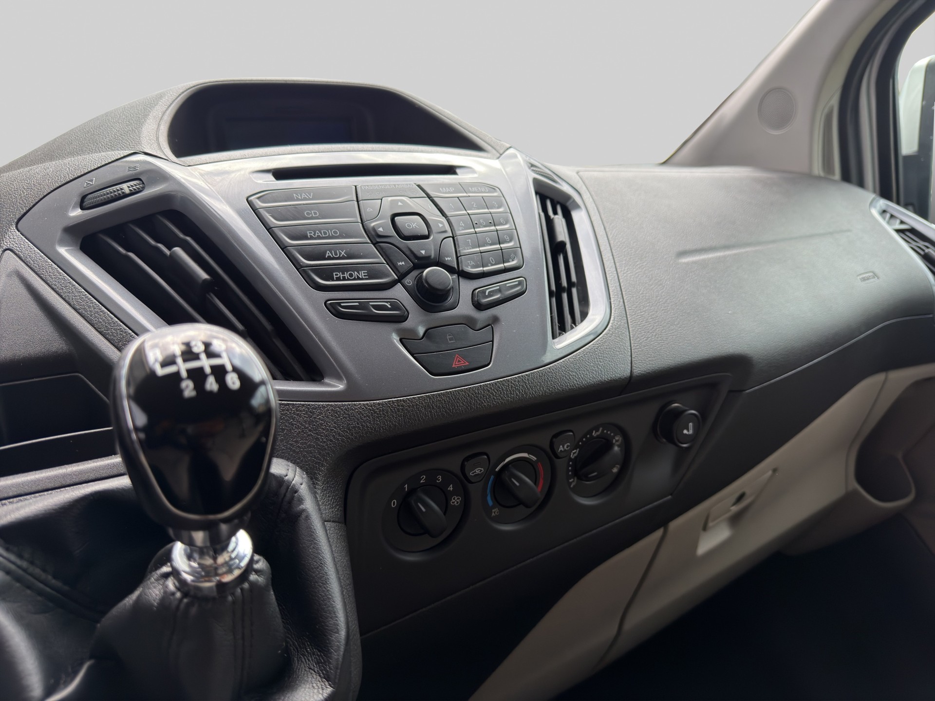 FORD Tourneo Custom 300 L2H1 Titanium-image-9