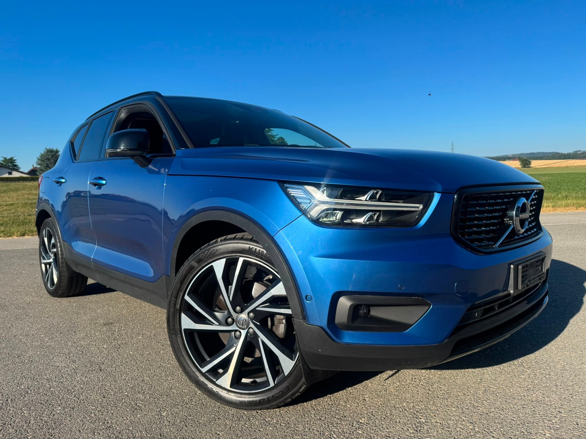 VOLVO XC40 D4 AWD Momentum Geartronic-image-2