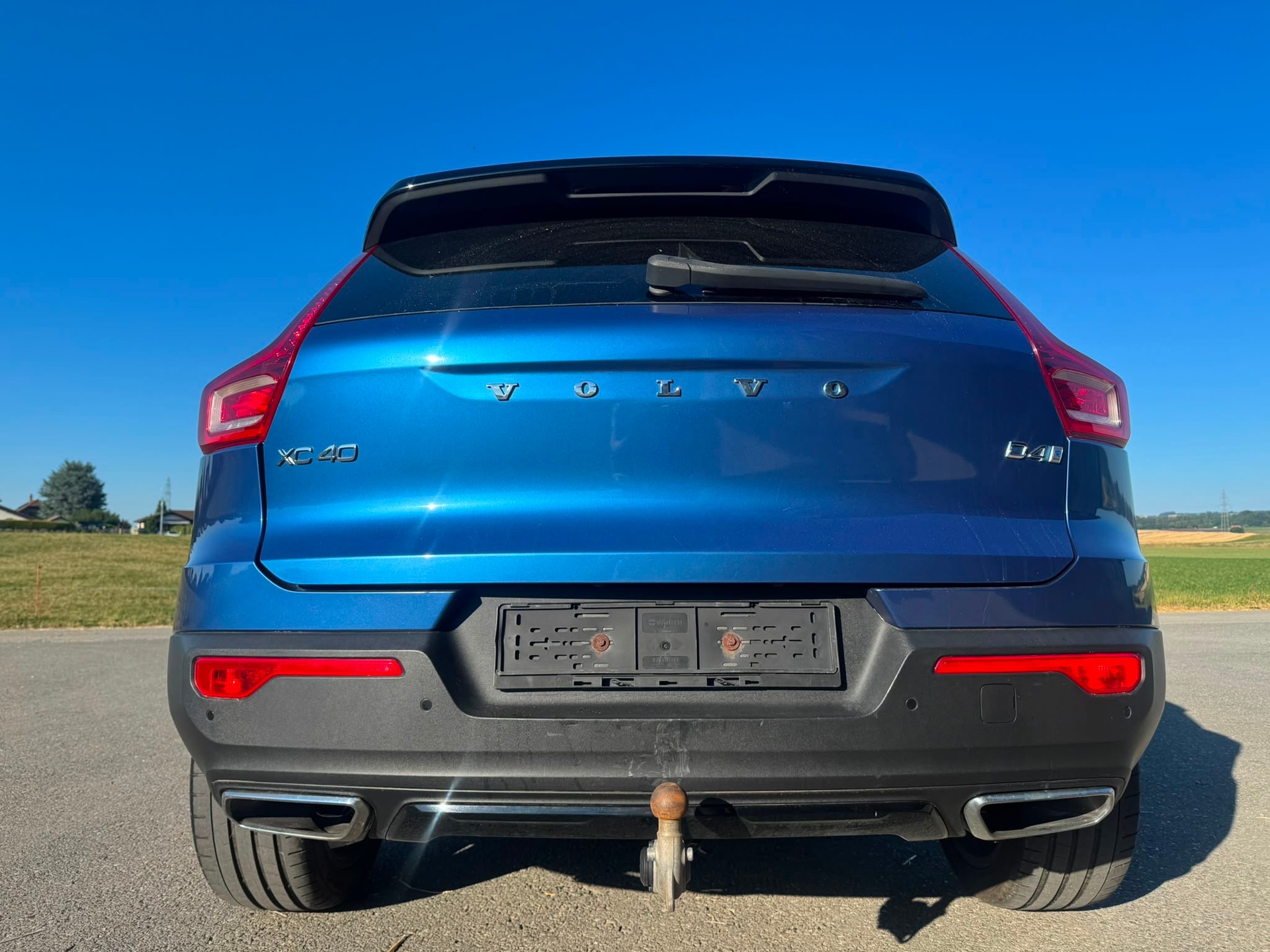VOLVO XC40 D4 AWD Momentum Geartronic-image-1