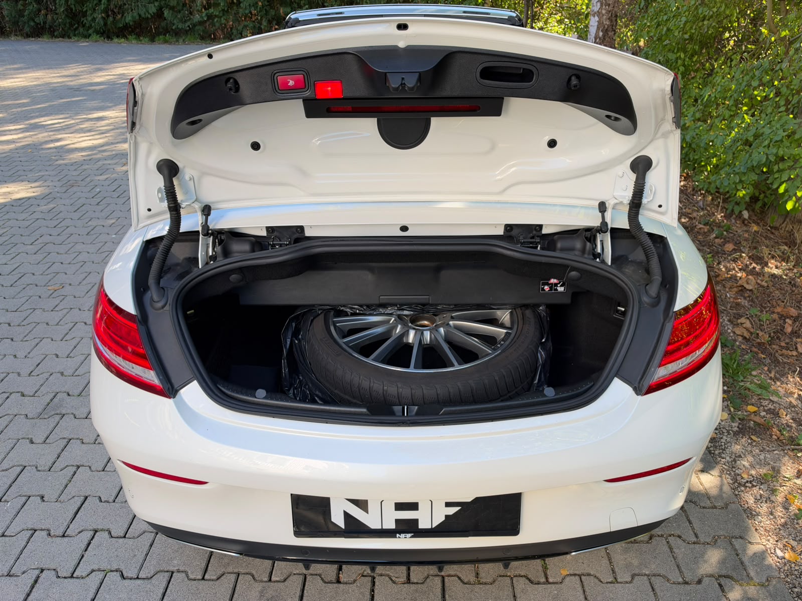MERCEDES-BENZ C 250 Cabriolet AMG Line 9G-Tronic NIGHT Edition-image-21