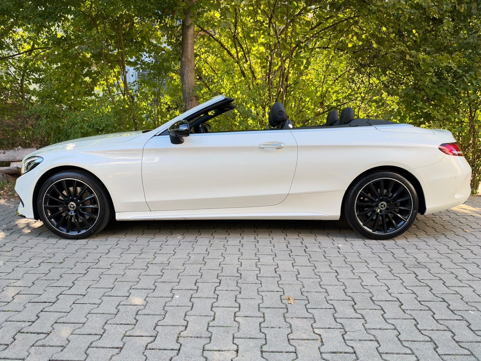 MERCEDES-BENZ C 250 Cabriolet AMG Line 9G-Tronic NIGHT Edition-image-3