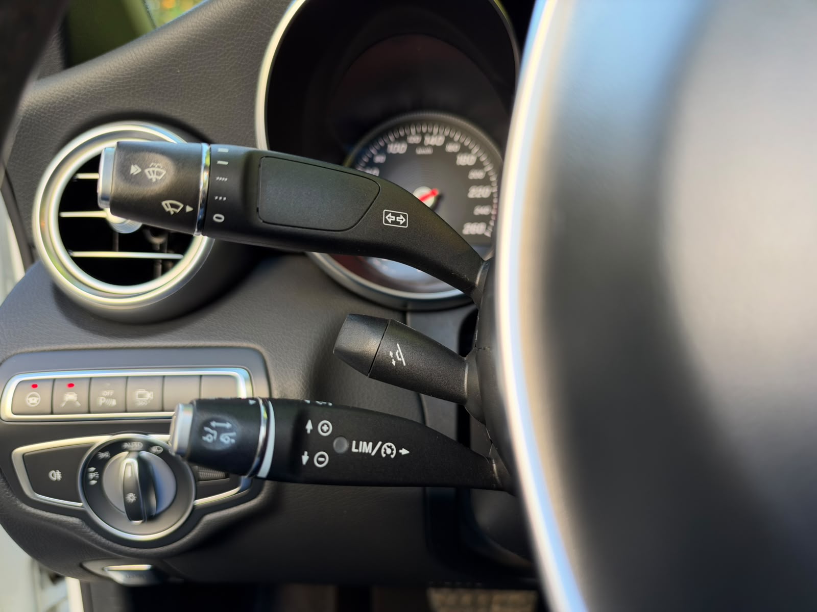 MERCEDES-BENZ C 250 Cabriolet AMG Line 9G-Tronic NIGHT Edition-image-31