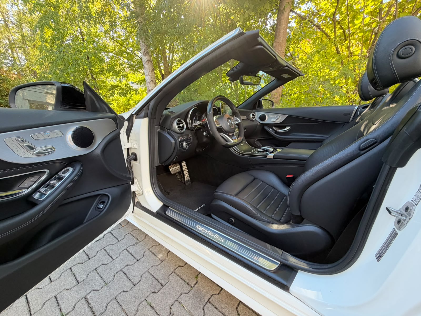 MERCEDES-BENZ C 250 Cabriolet AMG Line 9G-Tronic NIGHT Edition-image-16