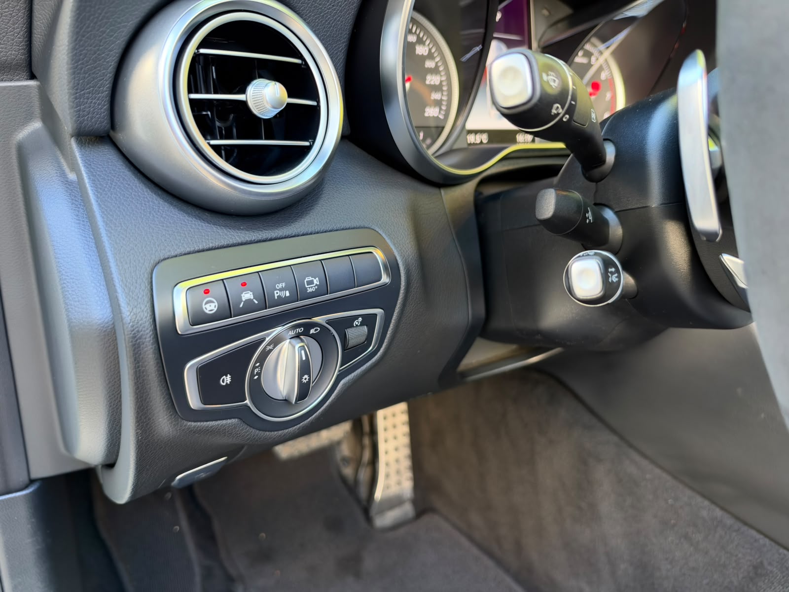 MERCEDES-BENZ C 250 Cabriolet AMG Line 9G-Tronic NIGHT Edition-image-18