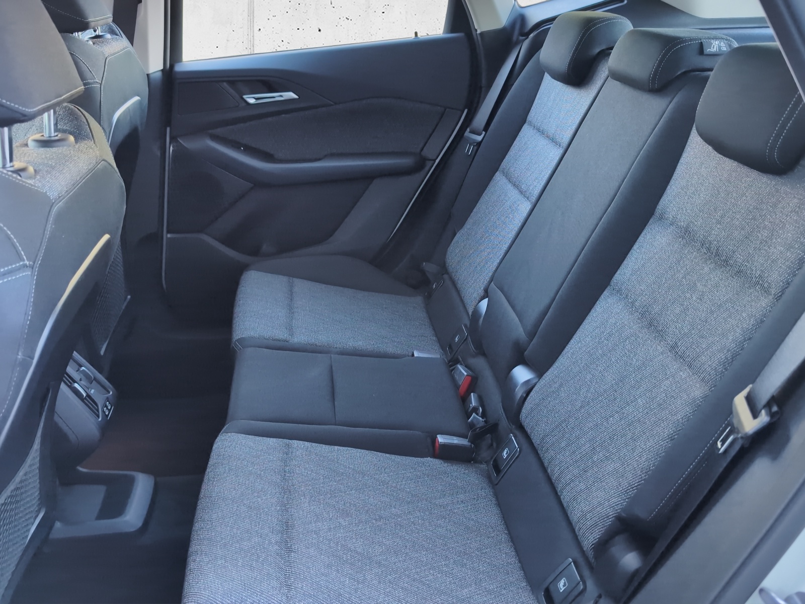 BMW 218i Active Tourer-image-12