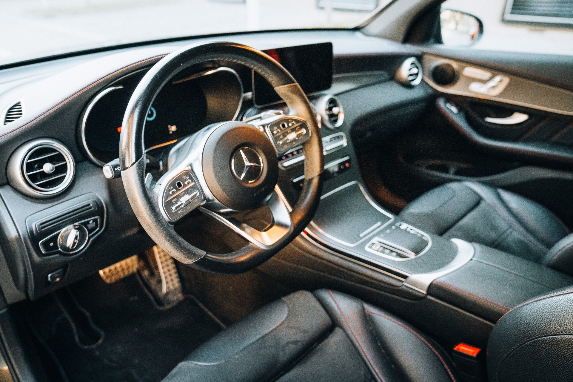 MERCEDES-BENZ GLC 300 e AMG Line 4m-image-4