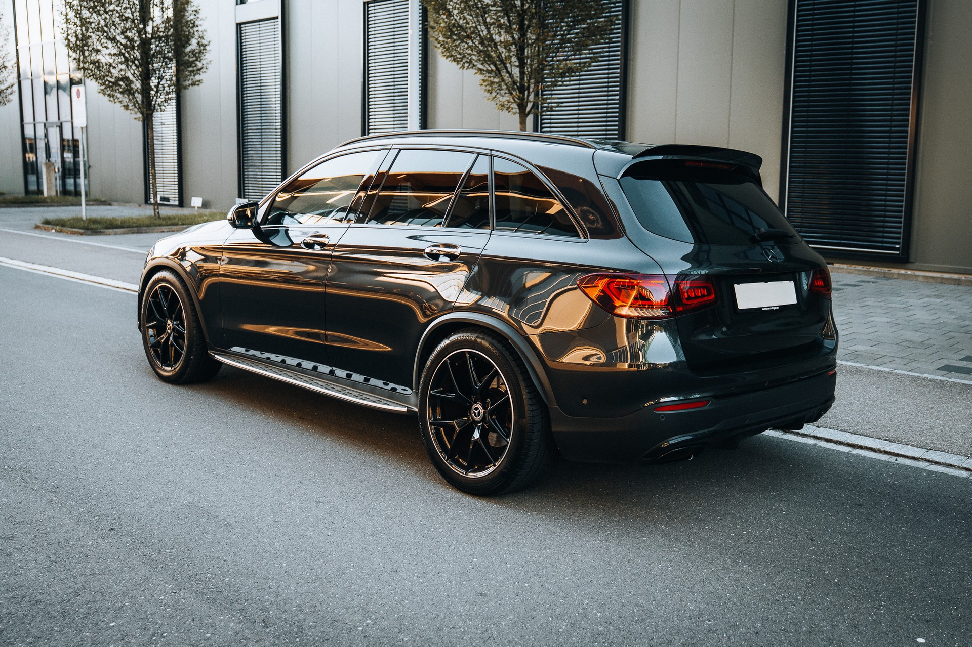 MERCEDES-BENZ GLC 300 e AMG Line 4m-image-2