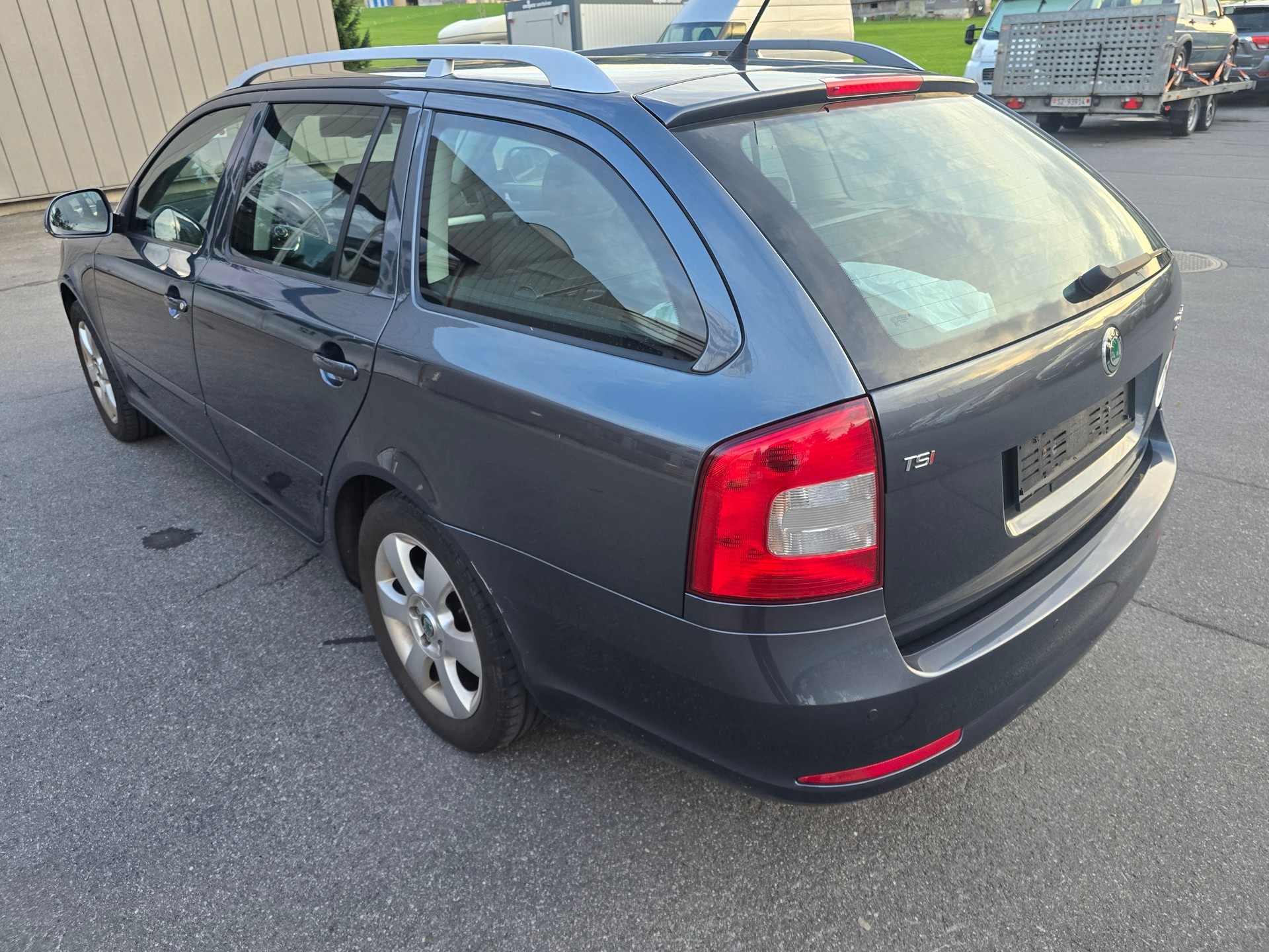 SKODA Octavia Combi 1.8 TSI Ambiente DSG-image-4
