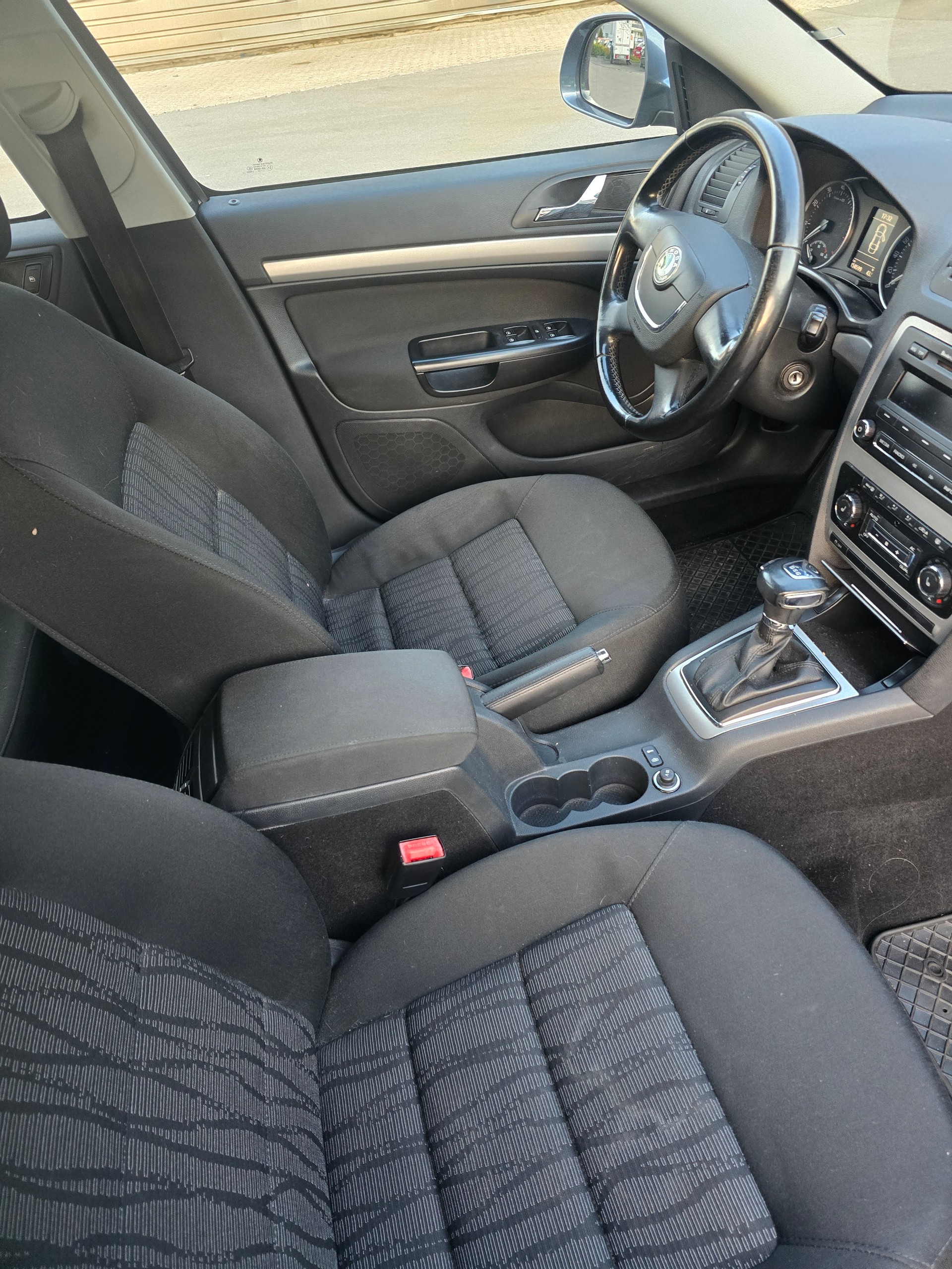 SKODA Octavia Combi 1.8 TSI Ambiente DSG-image-11