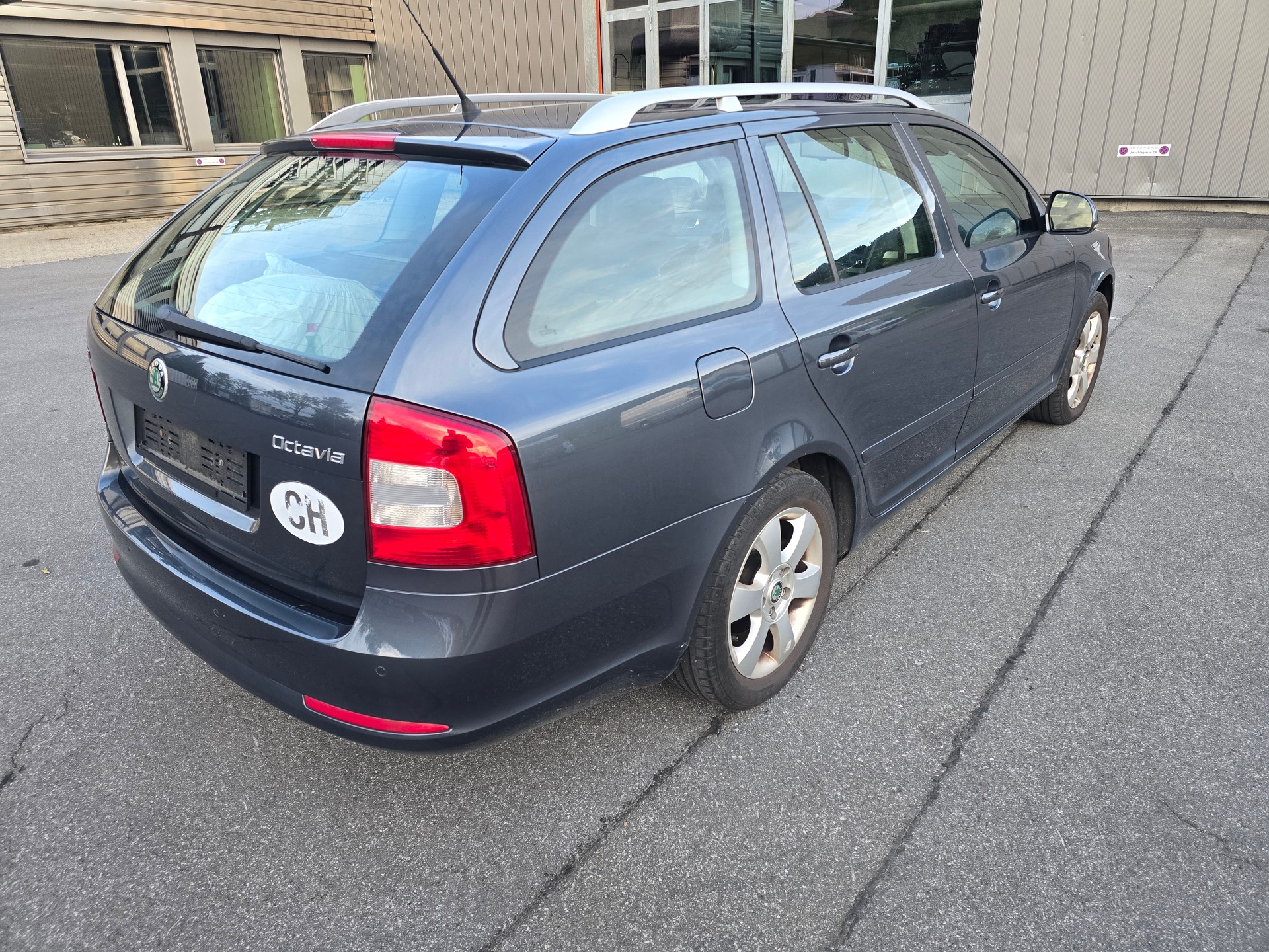 SKODA Octavia Combi 1.8 TSI Ambiente DSG-image-5