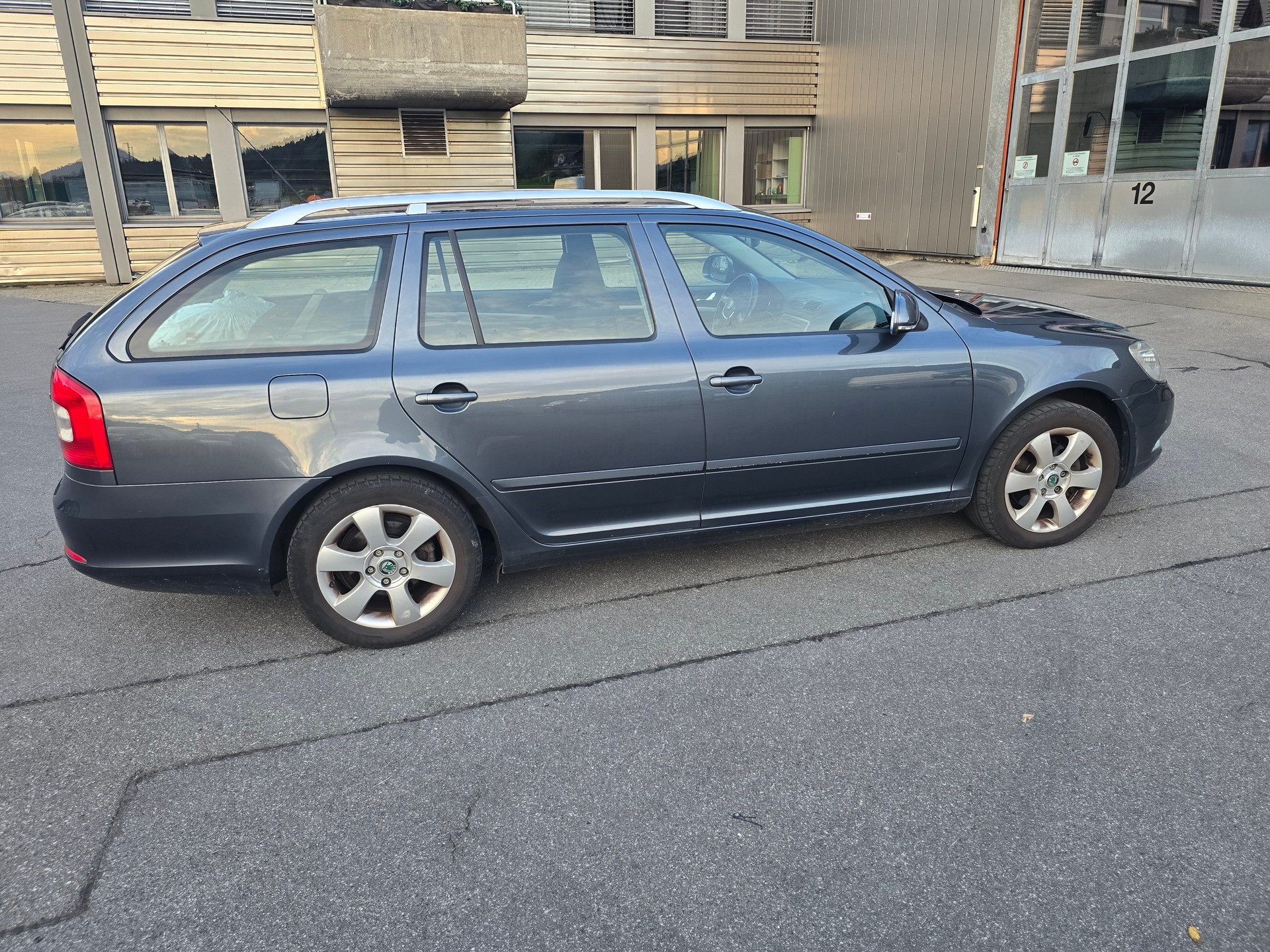 SKODA Octavia Combi 1.8 TSI Ambiente DSG-image-7