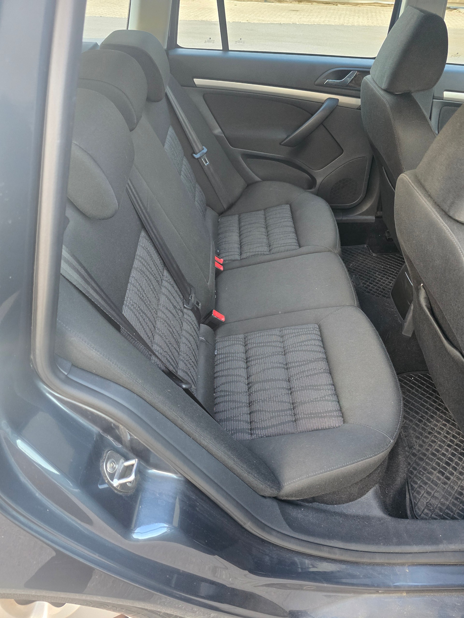 SKODA Octavia Combi 1.8 TSI Ambiente DSG-image-12