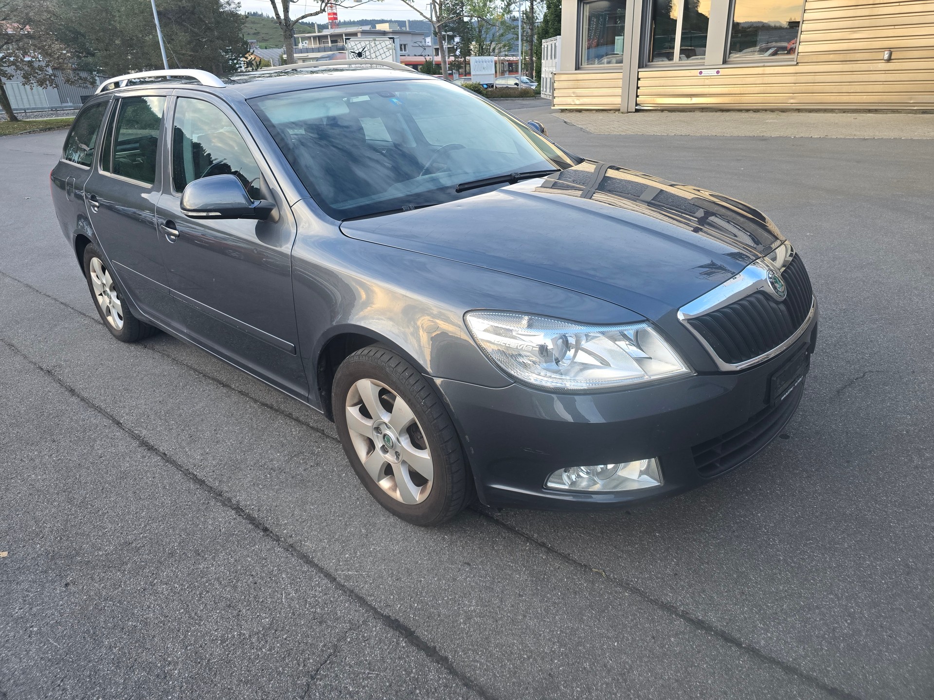 SKODA Octavia Combi 1.8 TSI Ambiente DSG-image-2