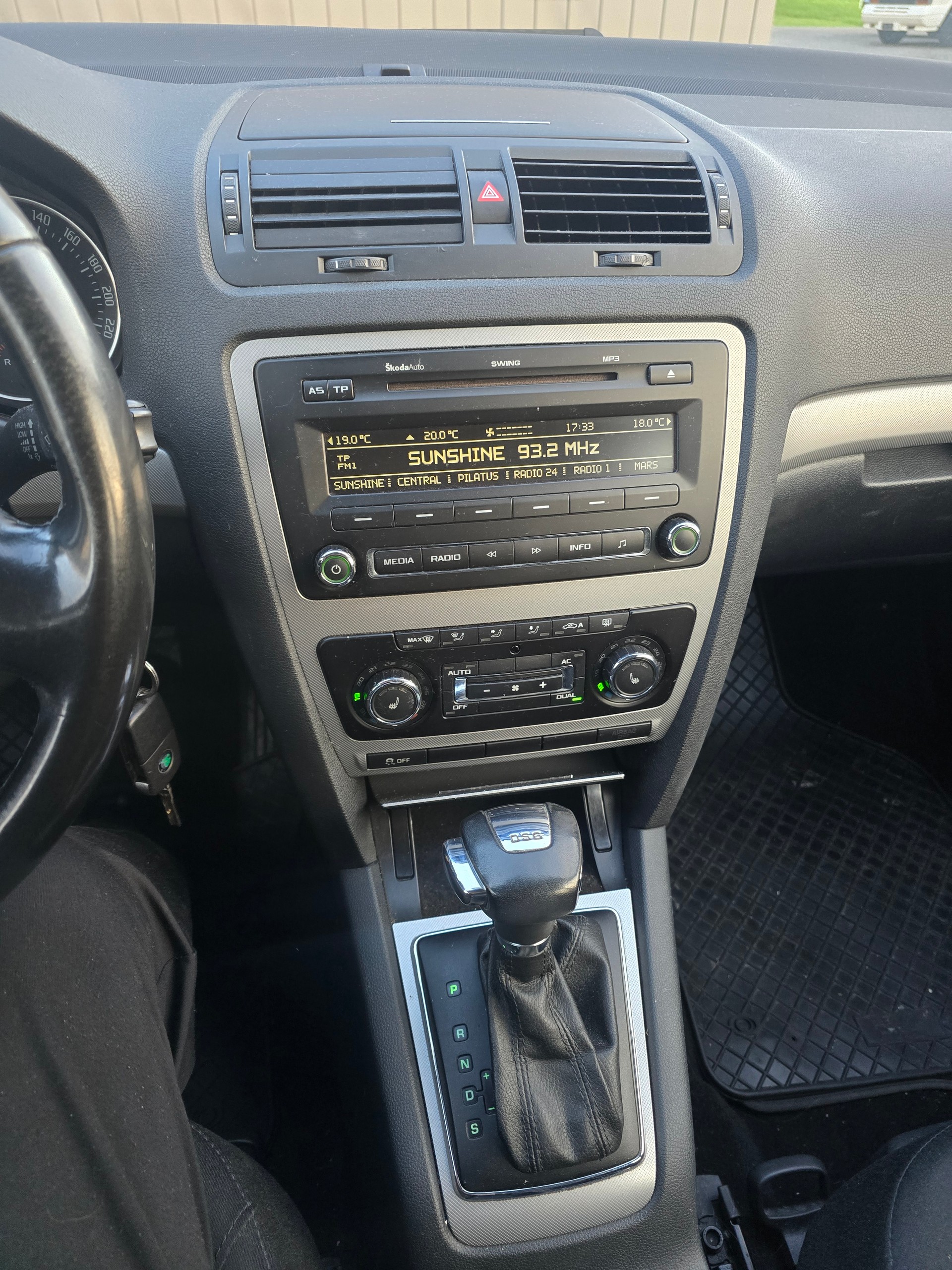 SKODA Octavia Combi 1.8 TSI Ambiente DSG-image-10