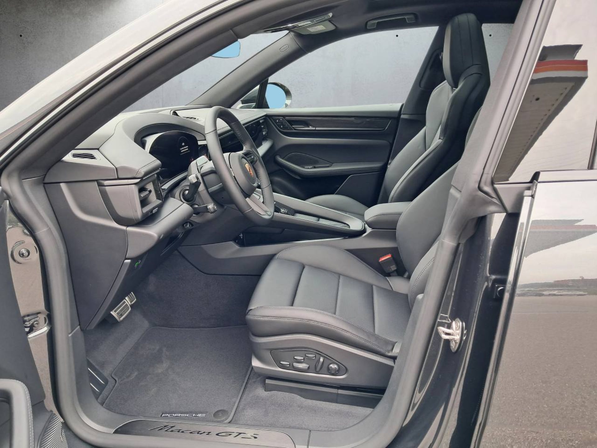 PORSCHE Macan GTS-image-3