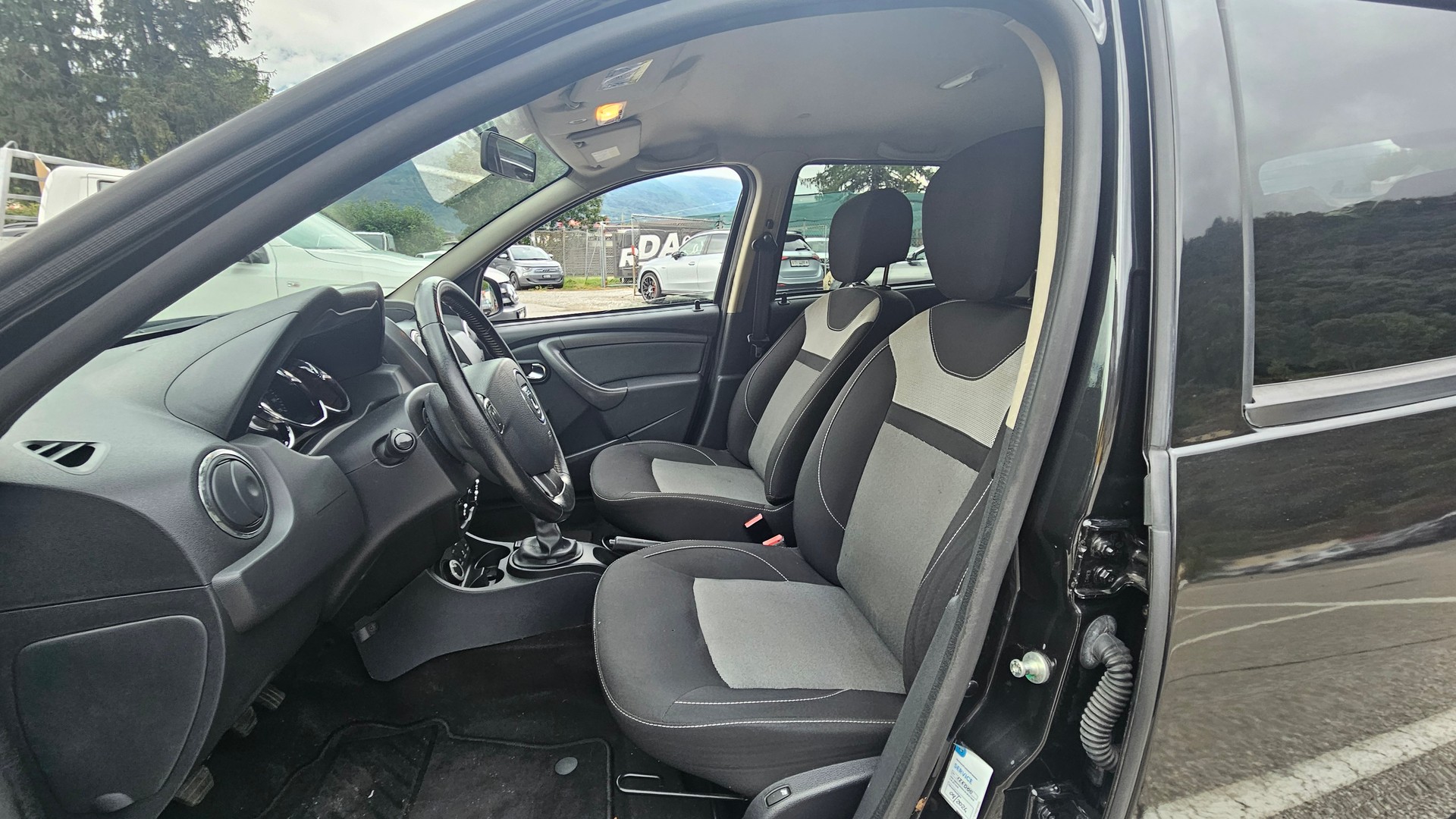 DACIA Duster 1.2 T Lauréate 4x4-image-4
