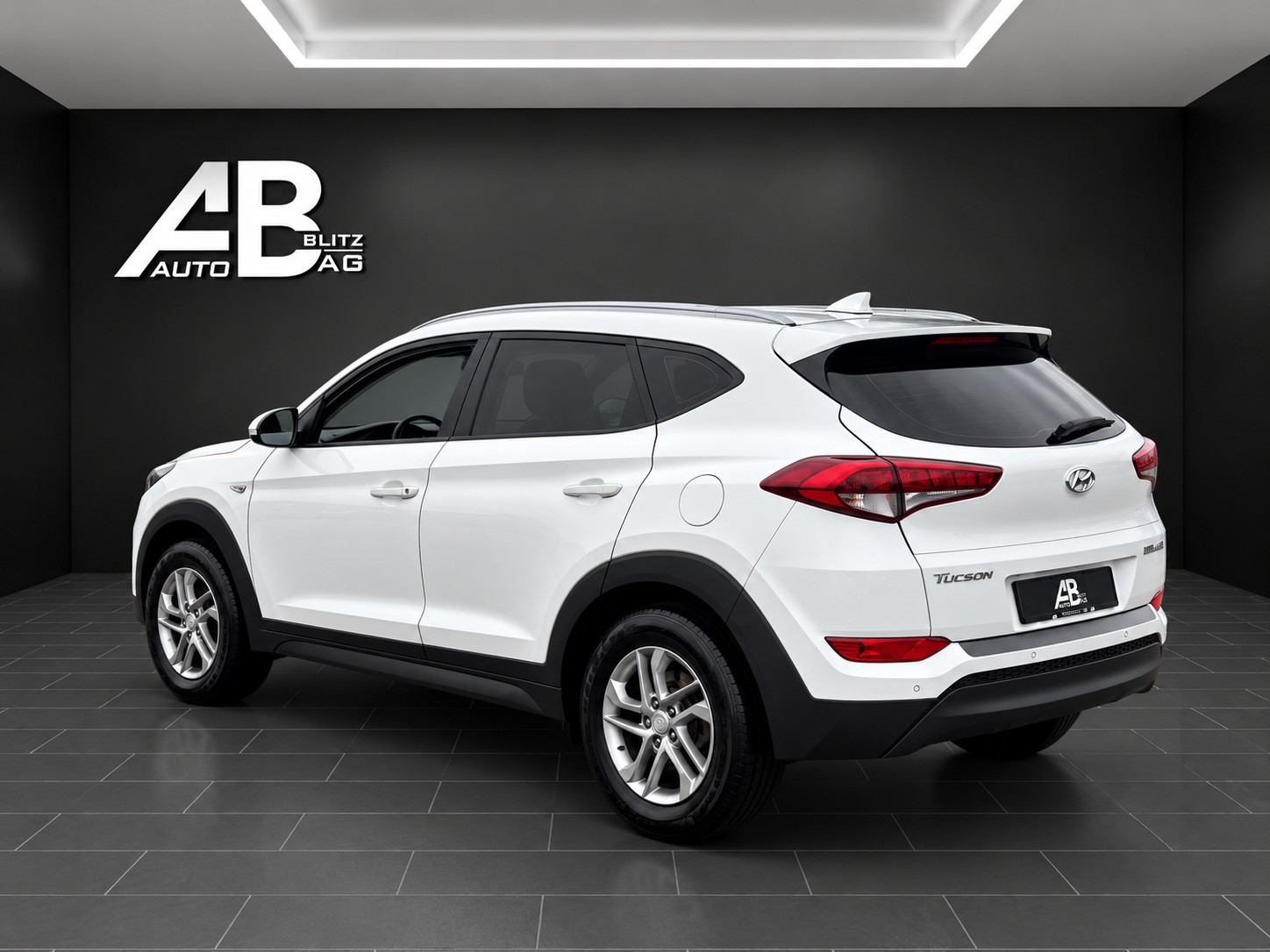 HYUNDAI Tucson 1.7 CRDI Origo DCT7-showroom-element-2