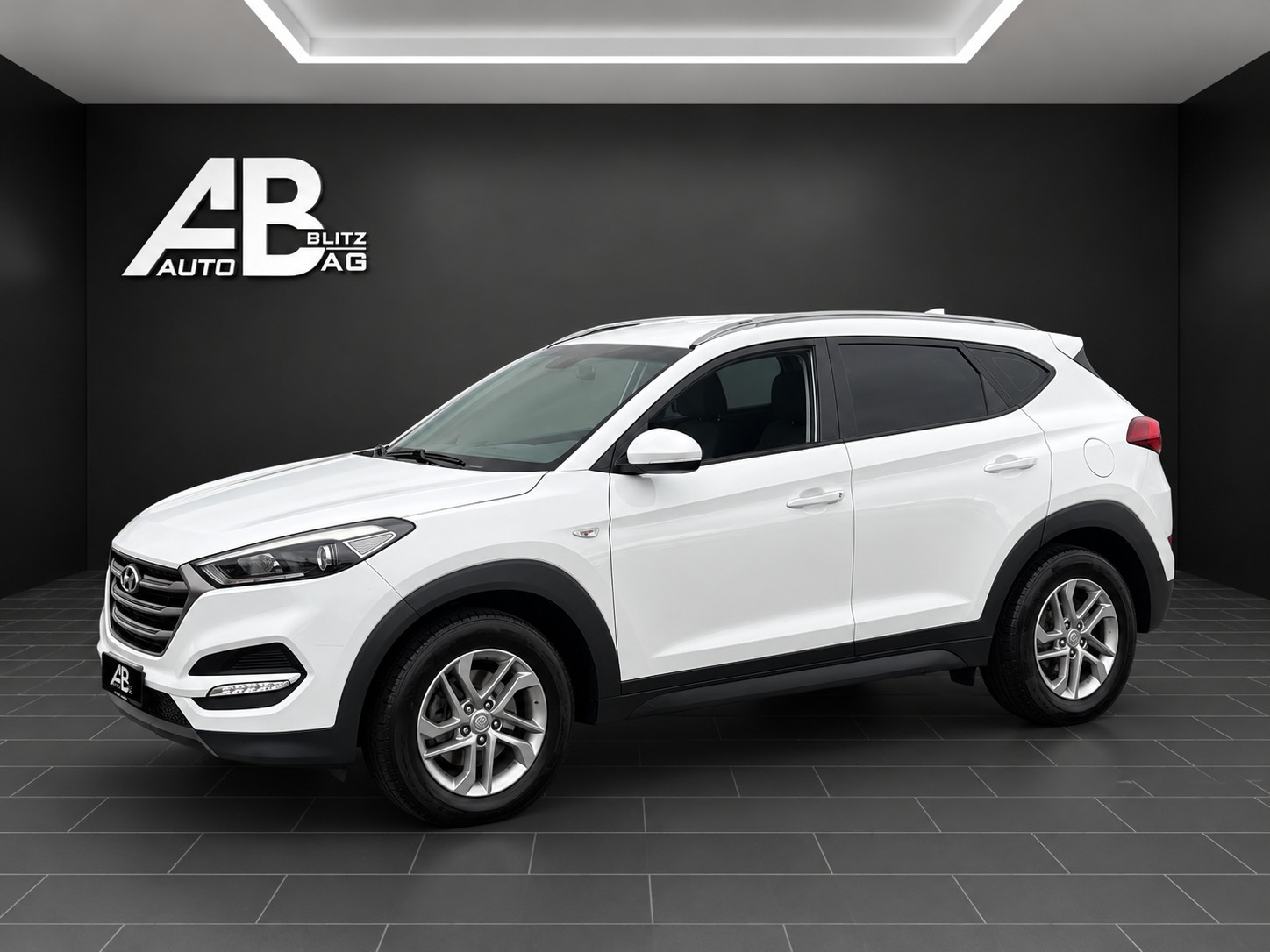 HYUNDAI Tucson 1.7 CRDI Origo DCT7-showroom-element-1