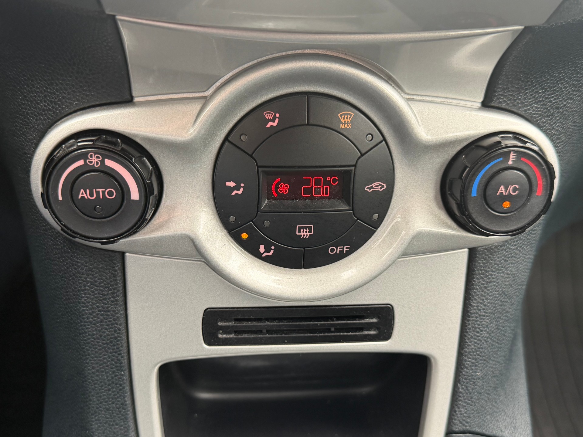 FORD Fiesta 1.6 16V Titanium-image-9