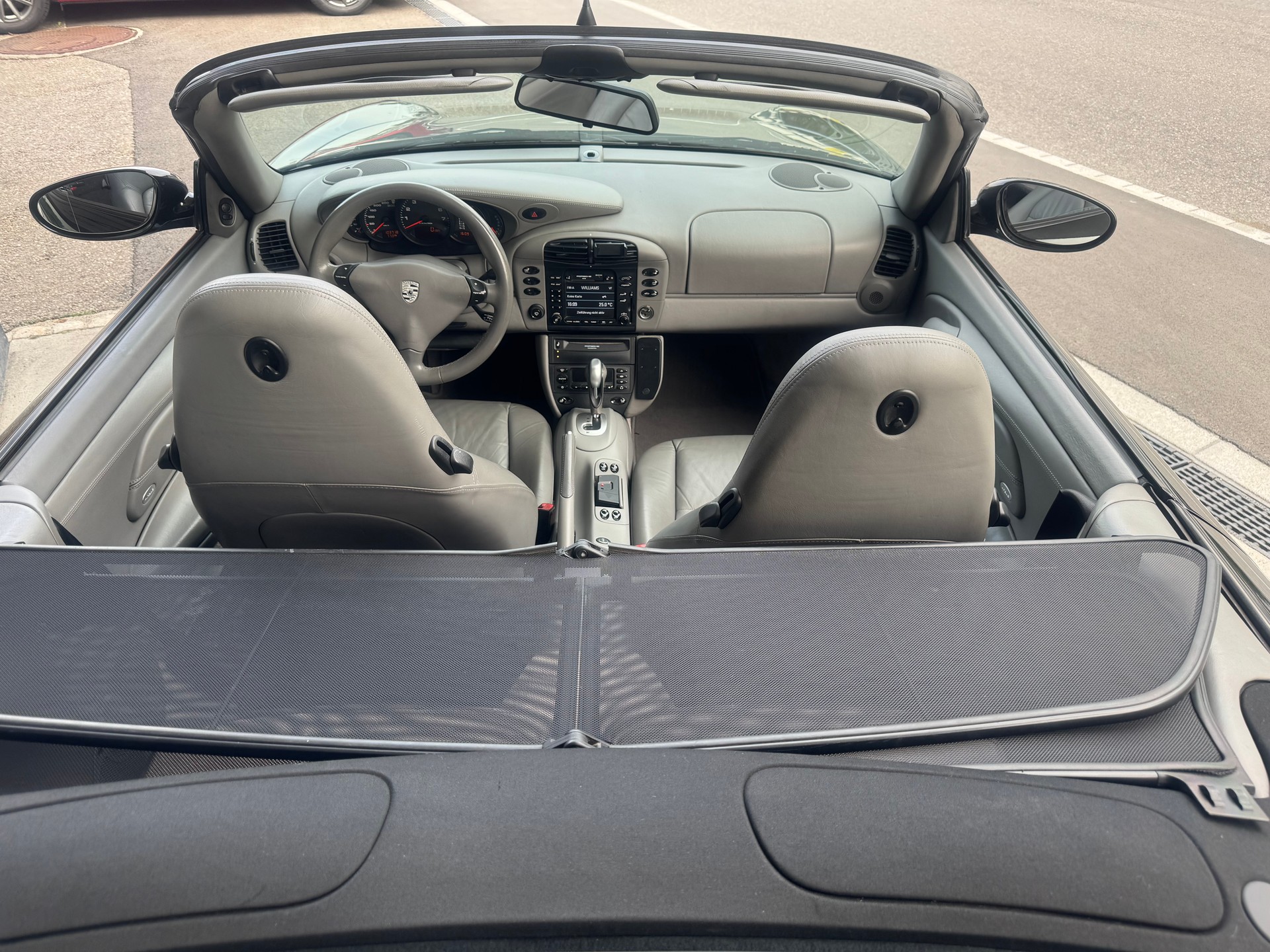 PORSCHE 911 Carrera 4 Cabrio-image-6